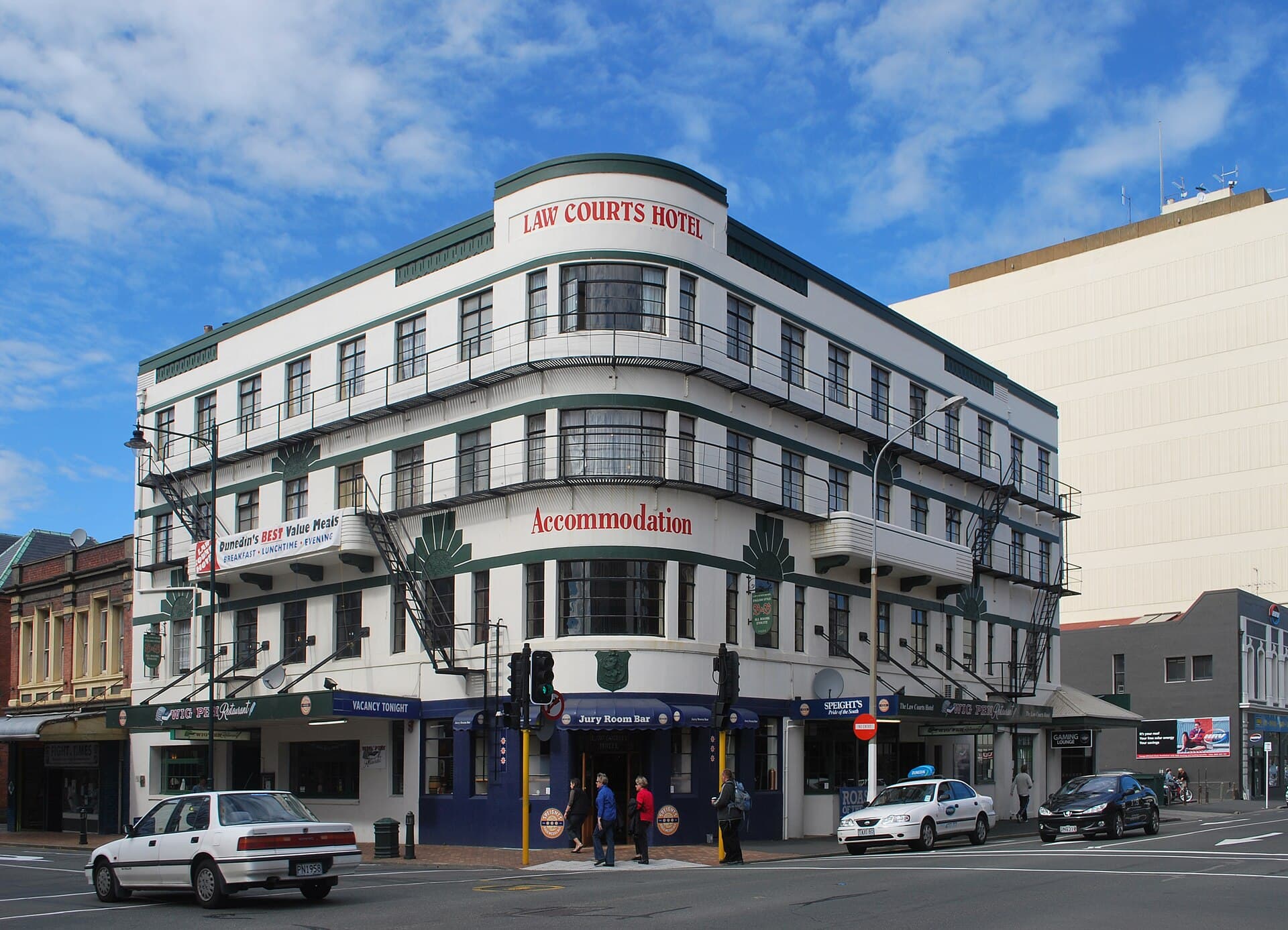The Law Courts Hotel (via Wikimedia Commons, CC BY-SA 3.0)