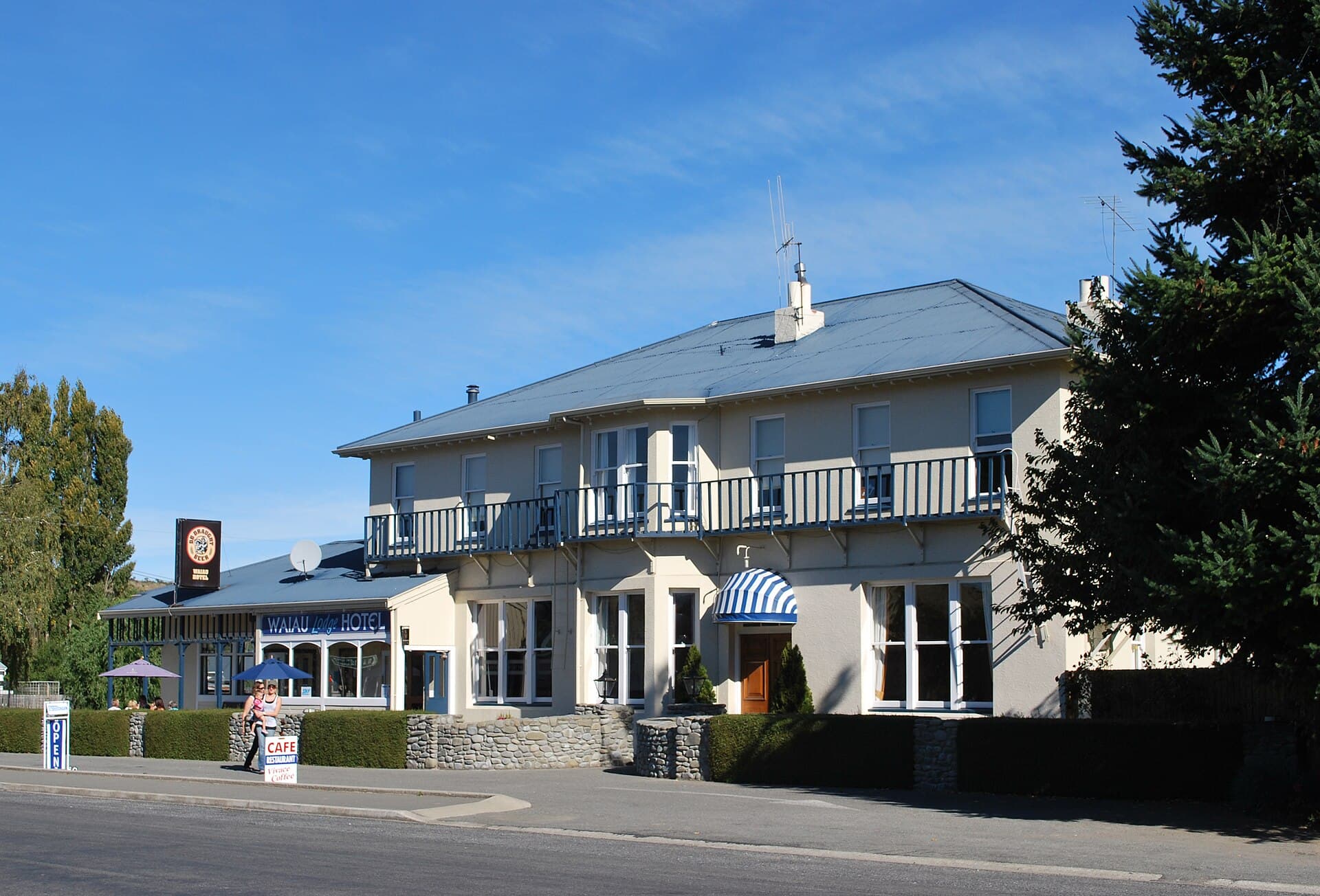 Waiau Lodge Hotel (via Wikimedia Commons, CC BY-SA 3.0)
