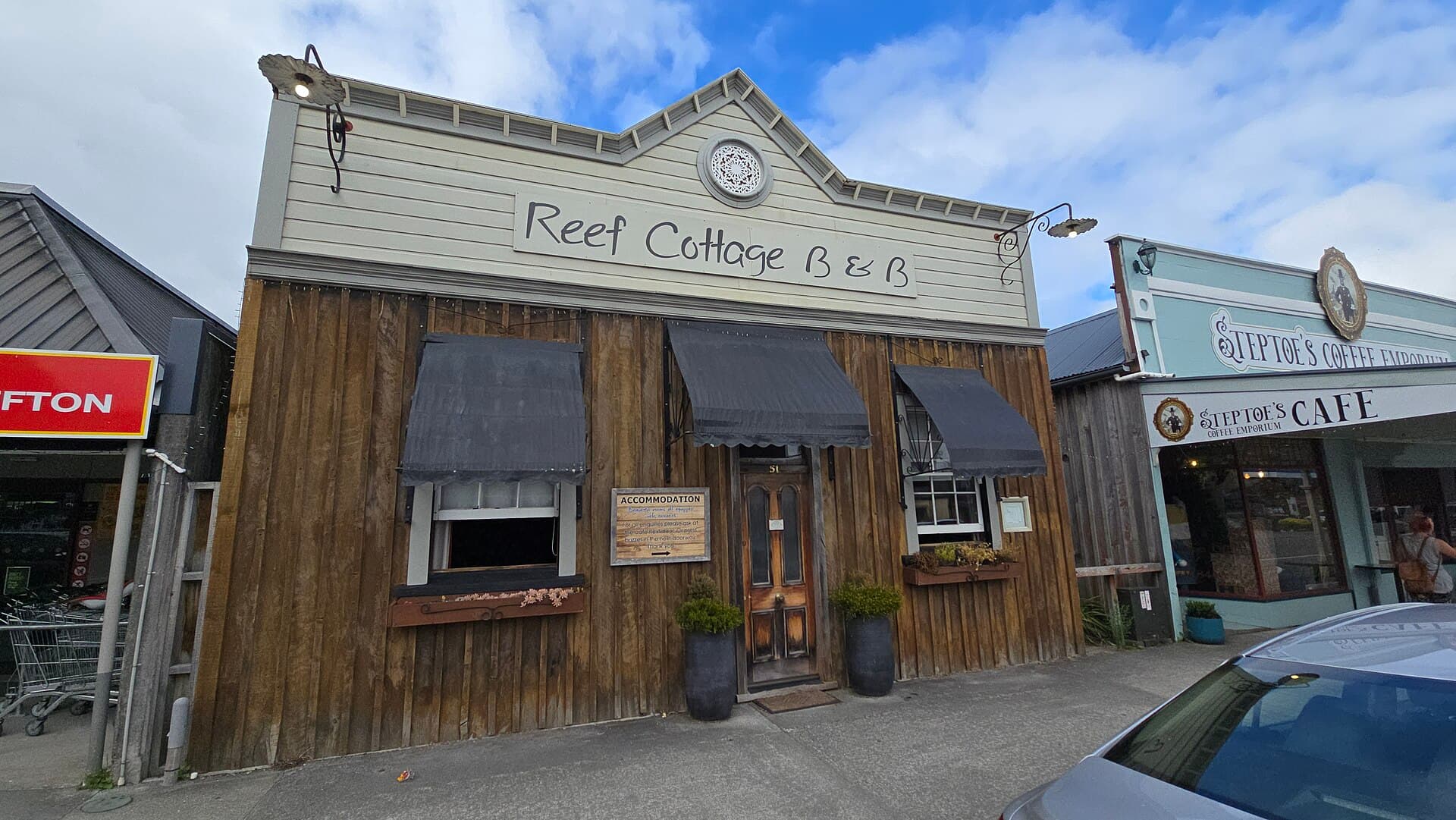Reef Cottage Bed & Breakfast (via Wikimedia Commons, CC BY-SA 3.0)