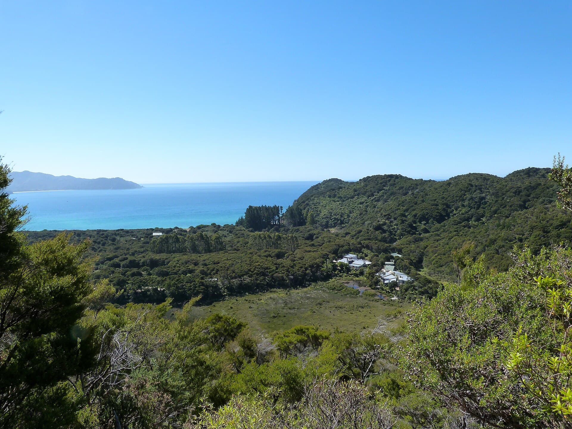 Awaroa Lodge (via Wikimedia Commons, CC BY 2.0)