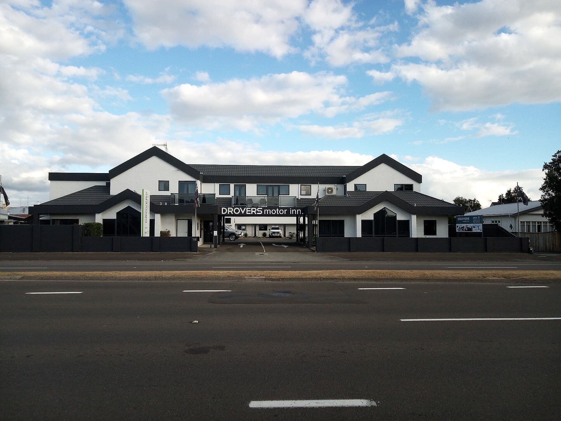 Drovers Motor Inn (via Wikimedia Commons, CC BY-SA 3.0)