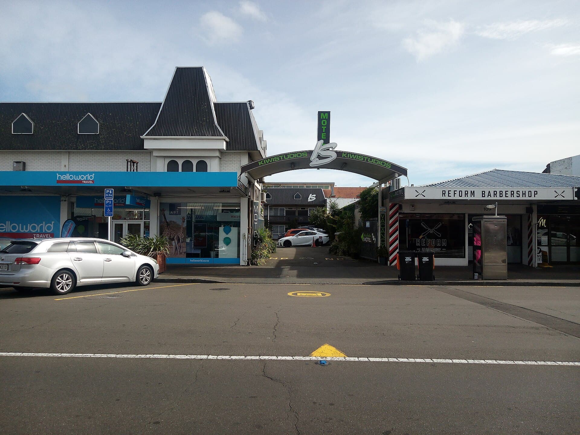 Kiwi Studios Motel (via Wikimedia Commons, CC BY-SA 3.0)