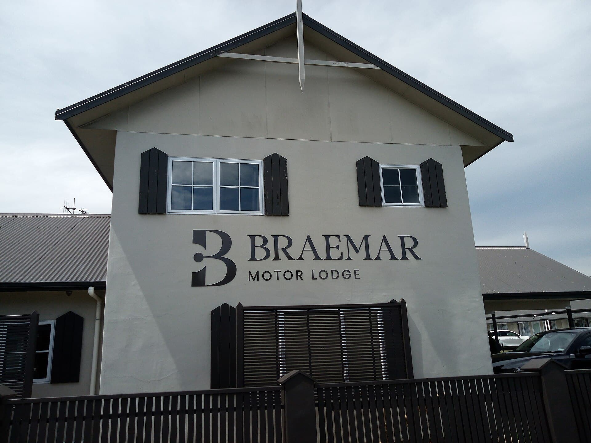 Braemar Motor Lodge (via Wikimedia Commons, CC BY-SA 3.0)