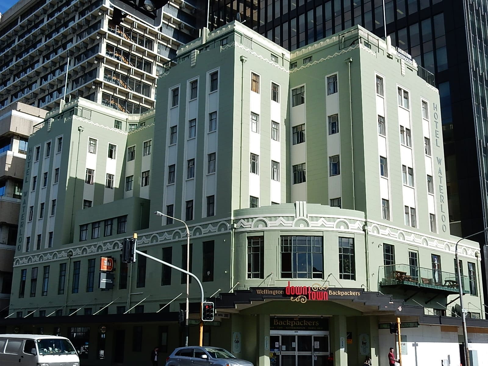 Hotel Waterloo & Backpackers (via Wikimedia Commons, CC BY-SA 2.0)