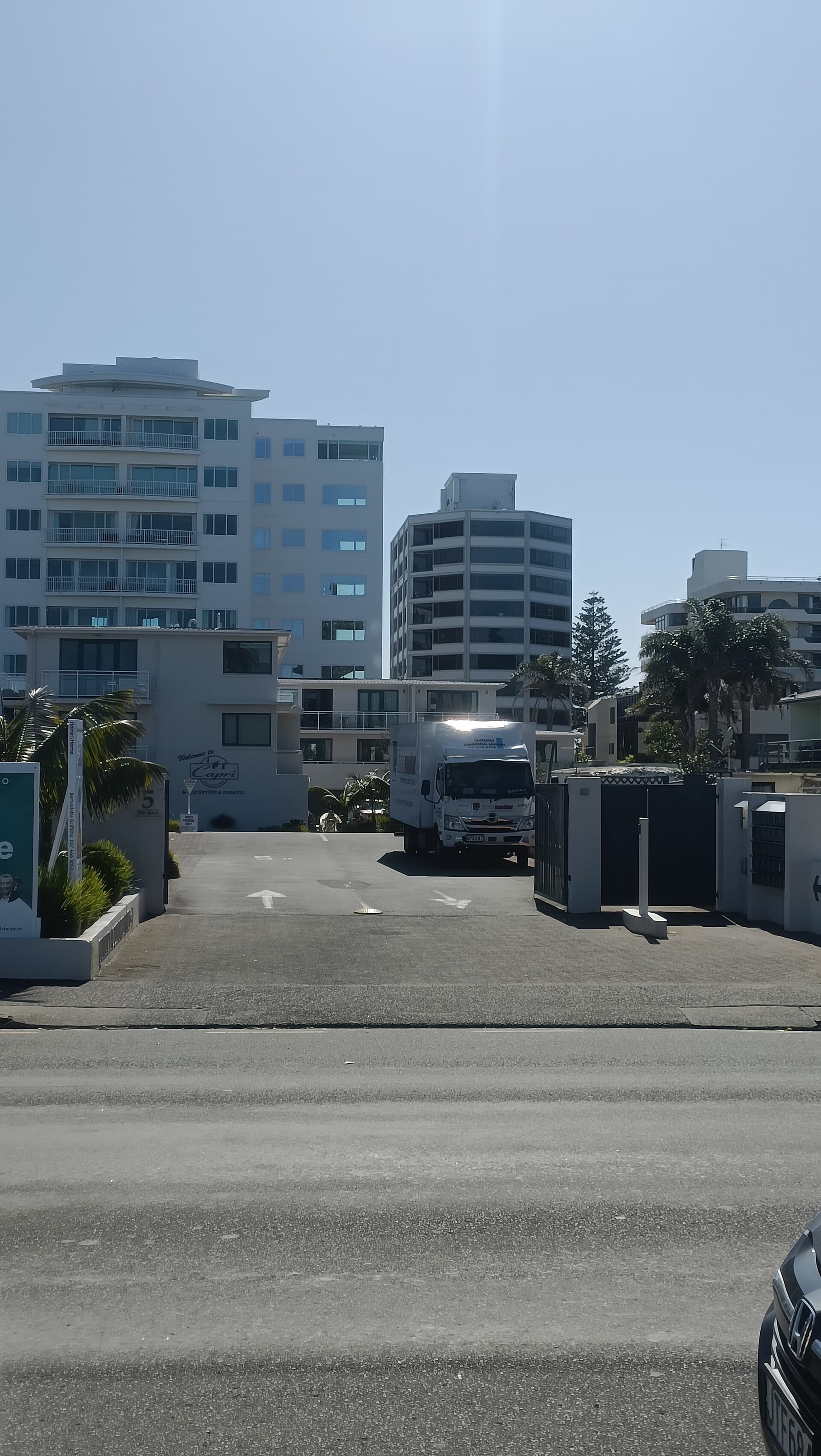 Capri On Pilot Bay Apartments (via Wikimedia Commons, CC BY-SA 3.0)