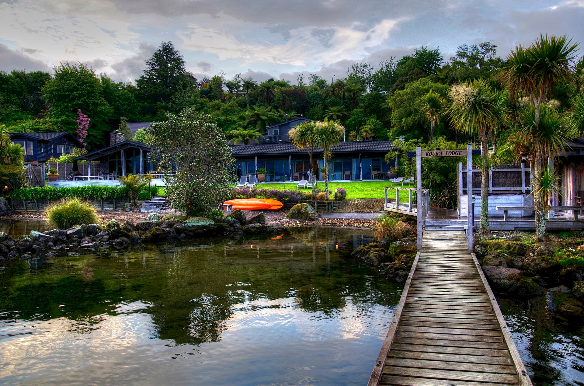 Koura Lodge (via Wikimedia Commons, CC BY 2.0)