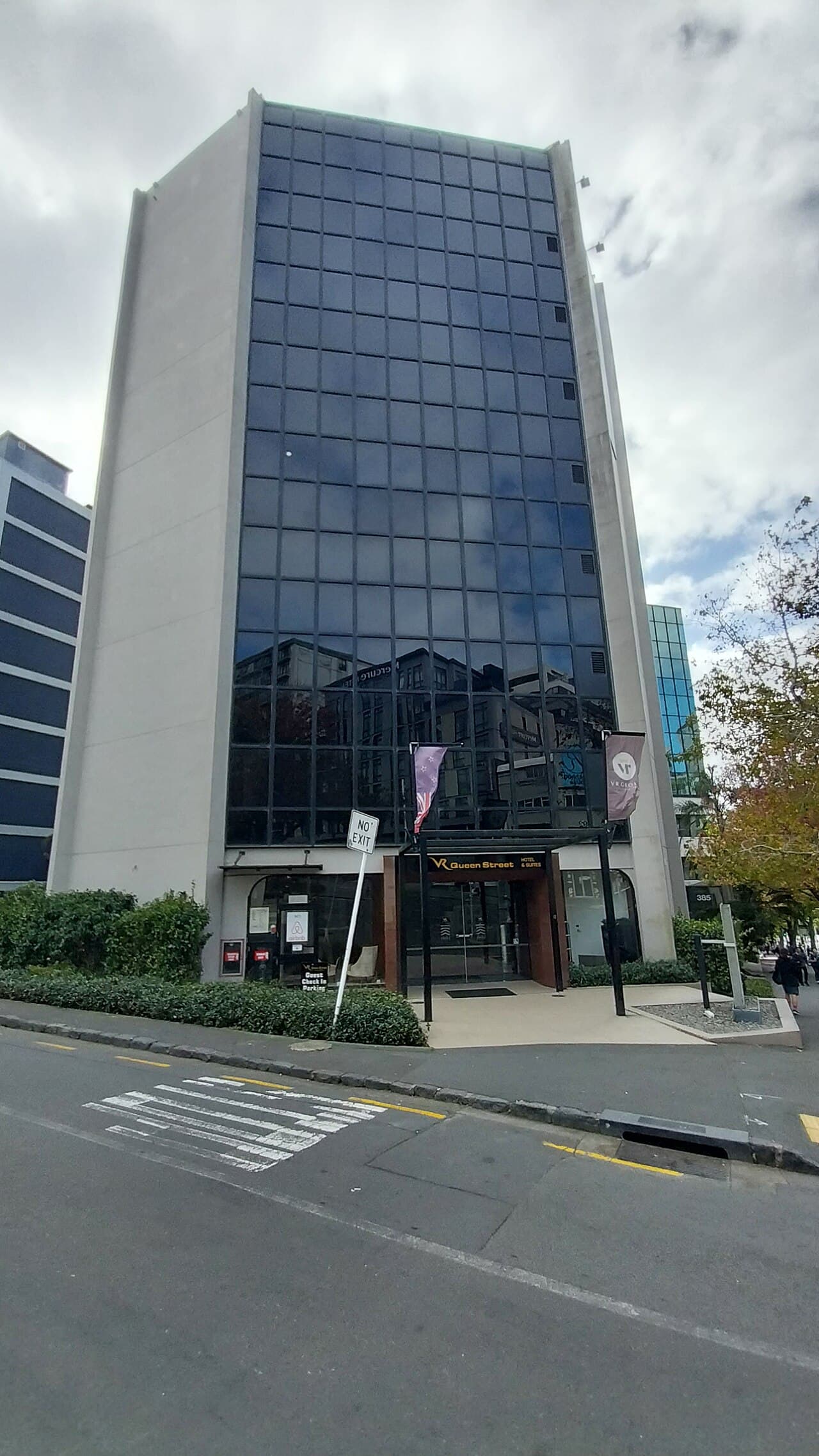 VR Queen Street Hotel & Suites (via Wikimedia Commons, CC BY-SA 4.0)