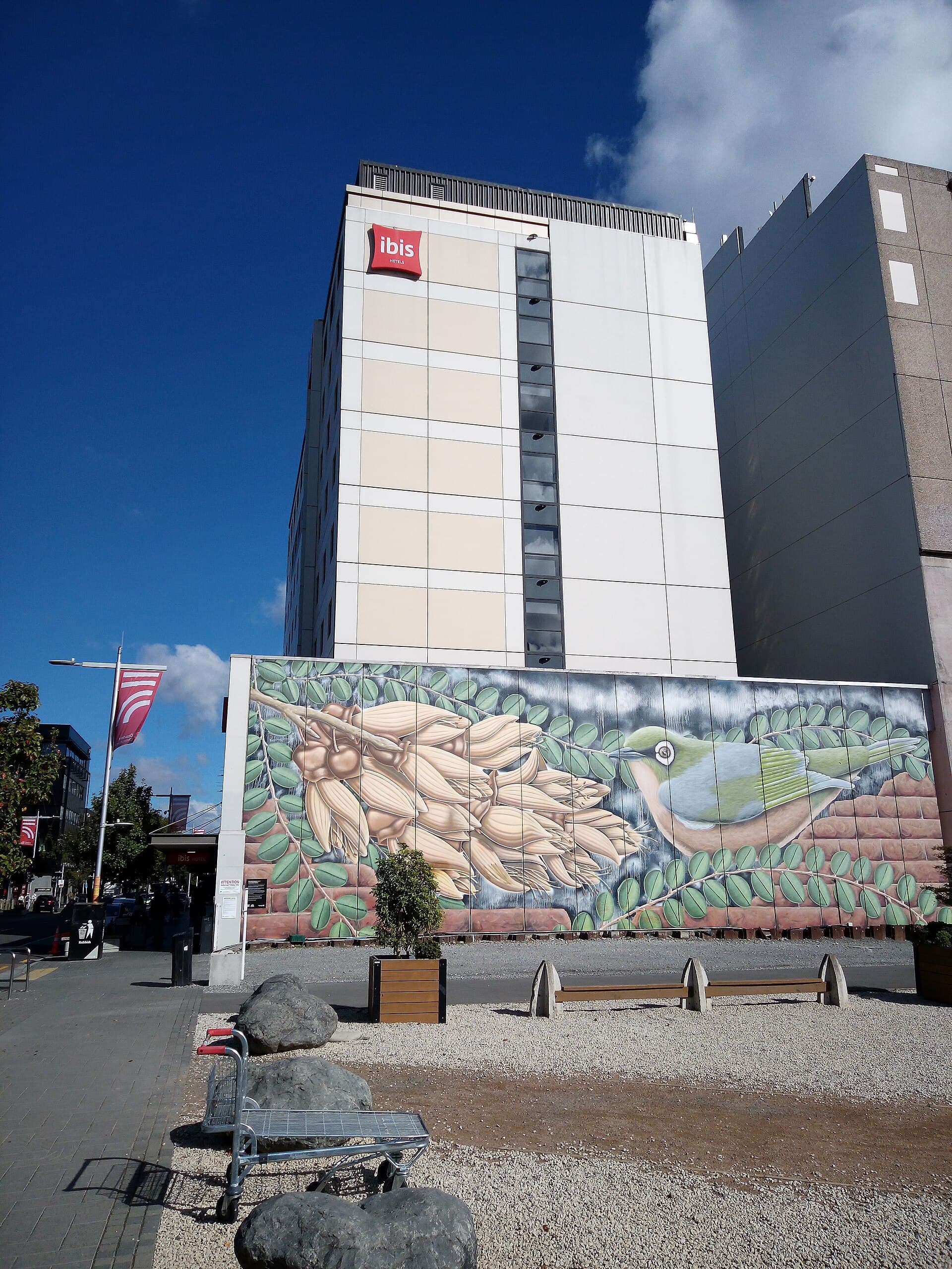 Ibis Hotel Christchurch (via Wikimedia Commons, CC BY-SA 4.0)