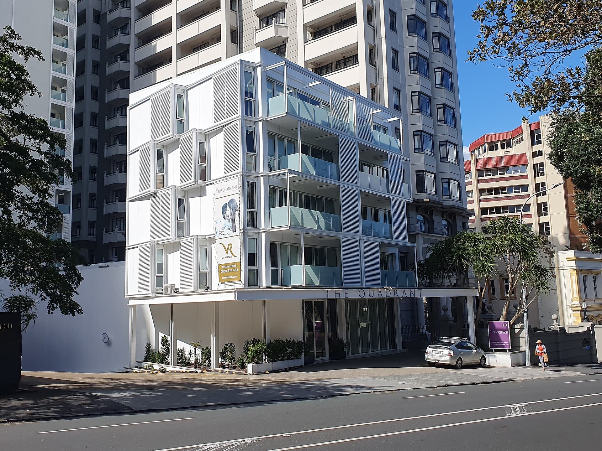 The Quadrant Hotel and Suites (via Wikimedia Commons, CC BY-SA 3.0)