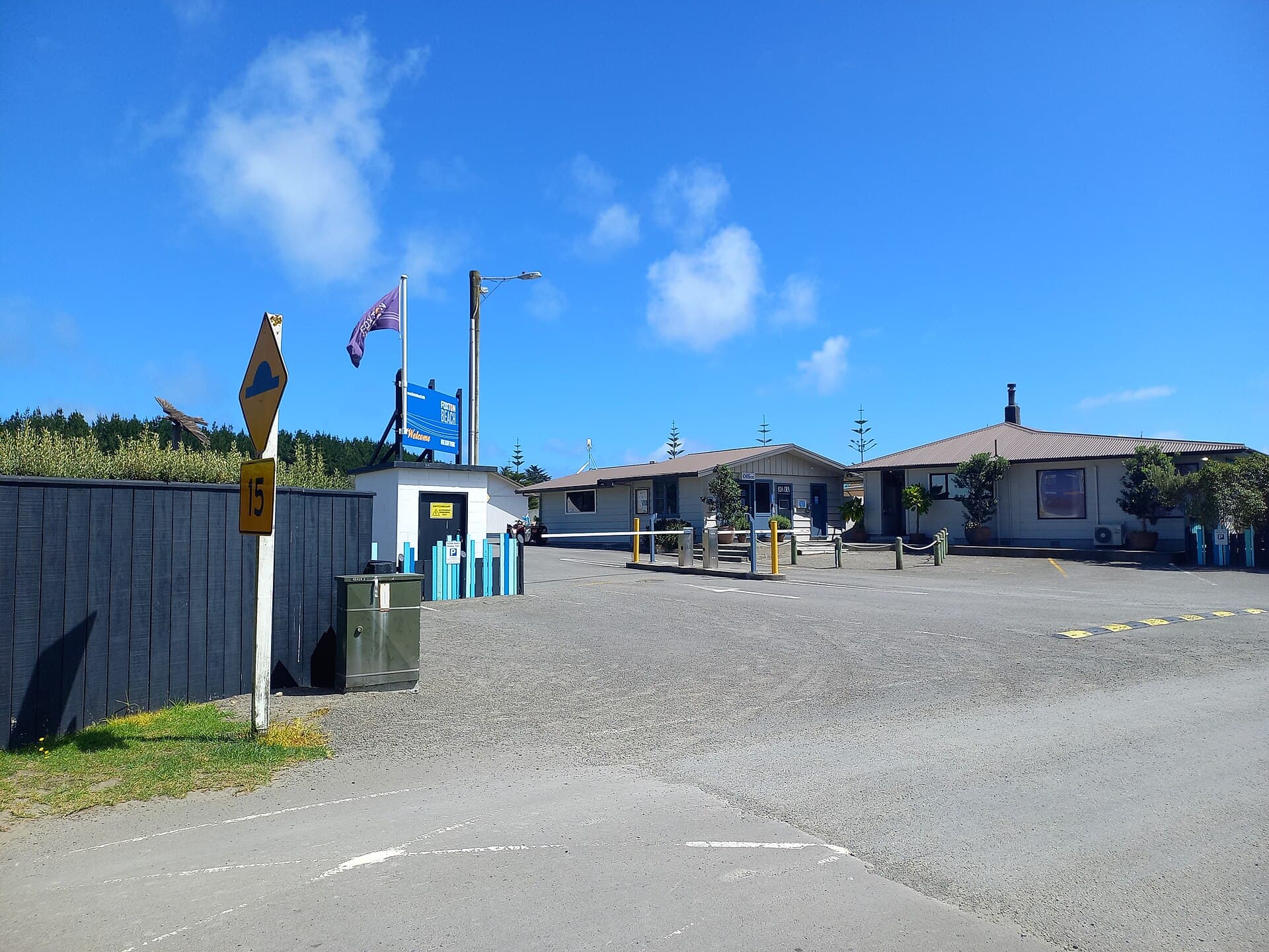 Foxton Beach Holiday Park (via Wikimedia Commons, CC BY-SA 3.0)