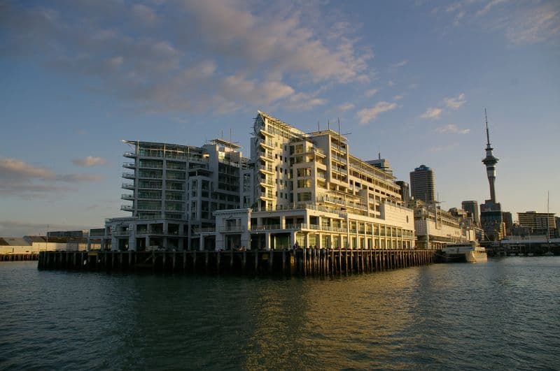 Hilton Auckland (via Wikimedia Commons, CC BY-SA 2.0)