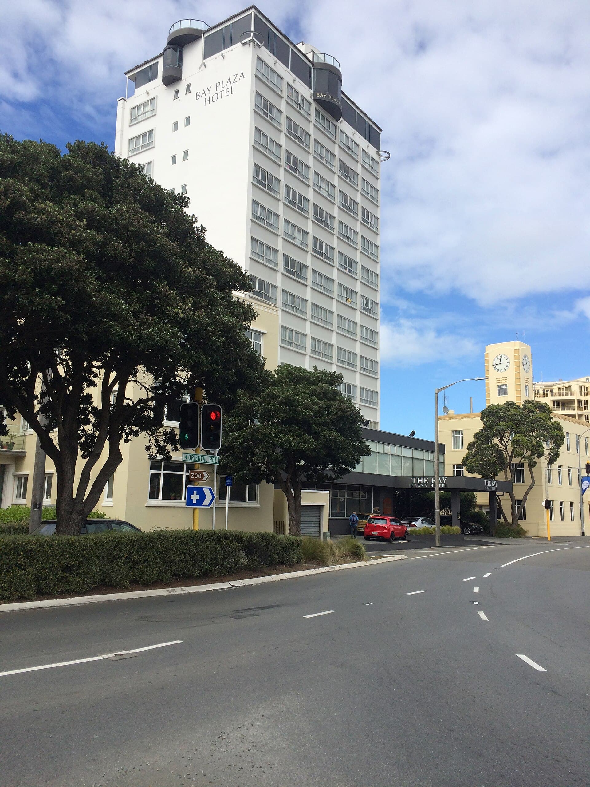 Bay Plaza Hotel (via Wikimedia Commons, CC BY-SA 4.0)
