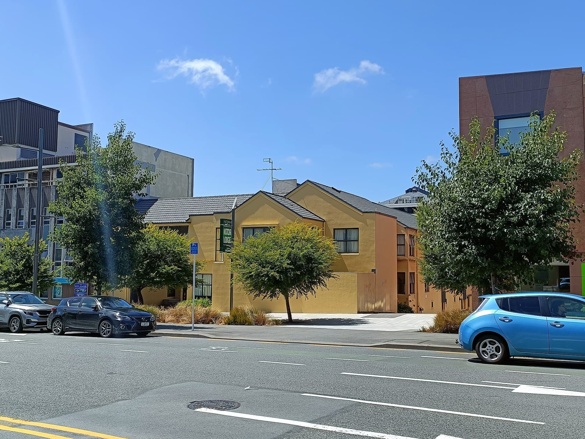 Victoria Court Motor Lodge (via Wikimedia Commons, CC BY-SA 3.0)
