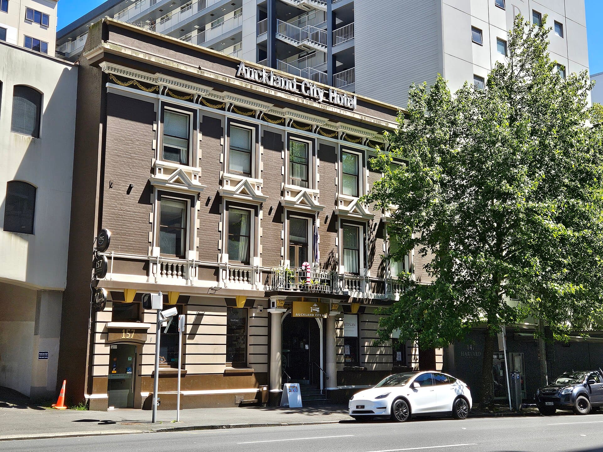 Auckland City Hotel (via Wikimedia Commons, CC BY 4.0)