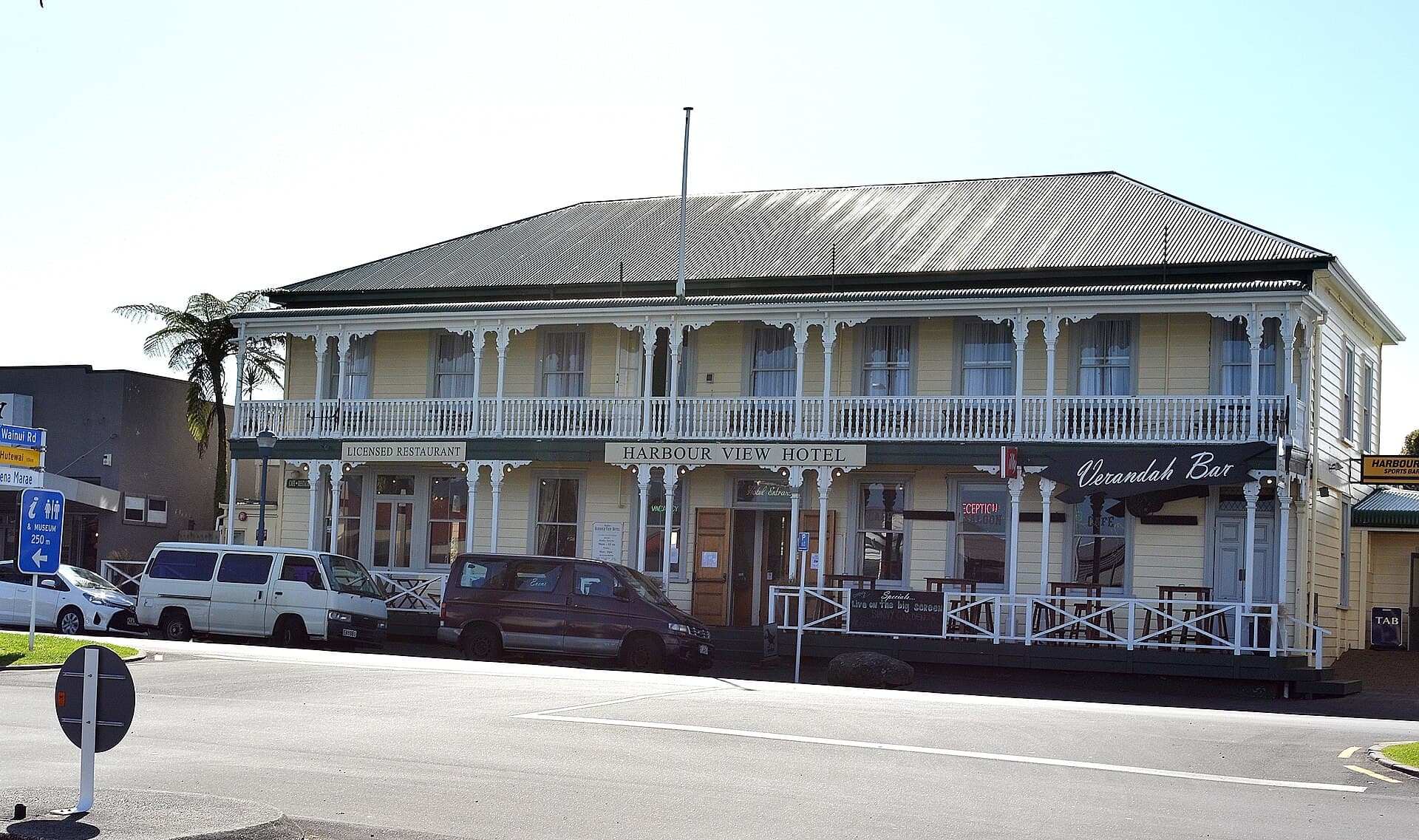 Harbour View Hotel (via Wikimedia Commons, CC BY 2.0)