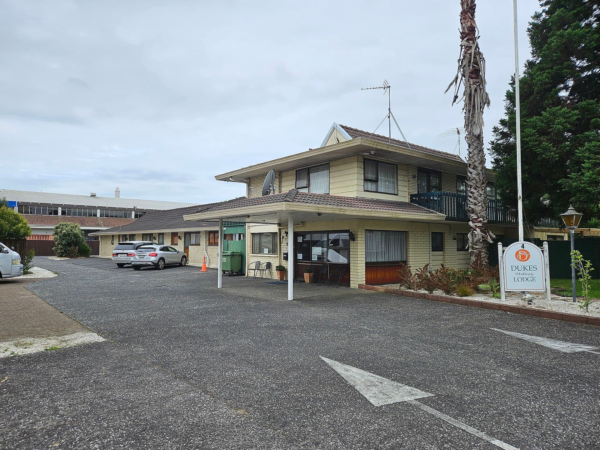 Dukes Midway Lodge (via Wikimedia Commons, CC BY 4.0)