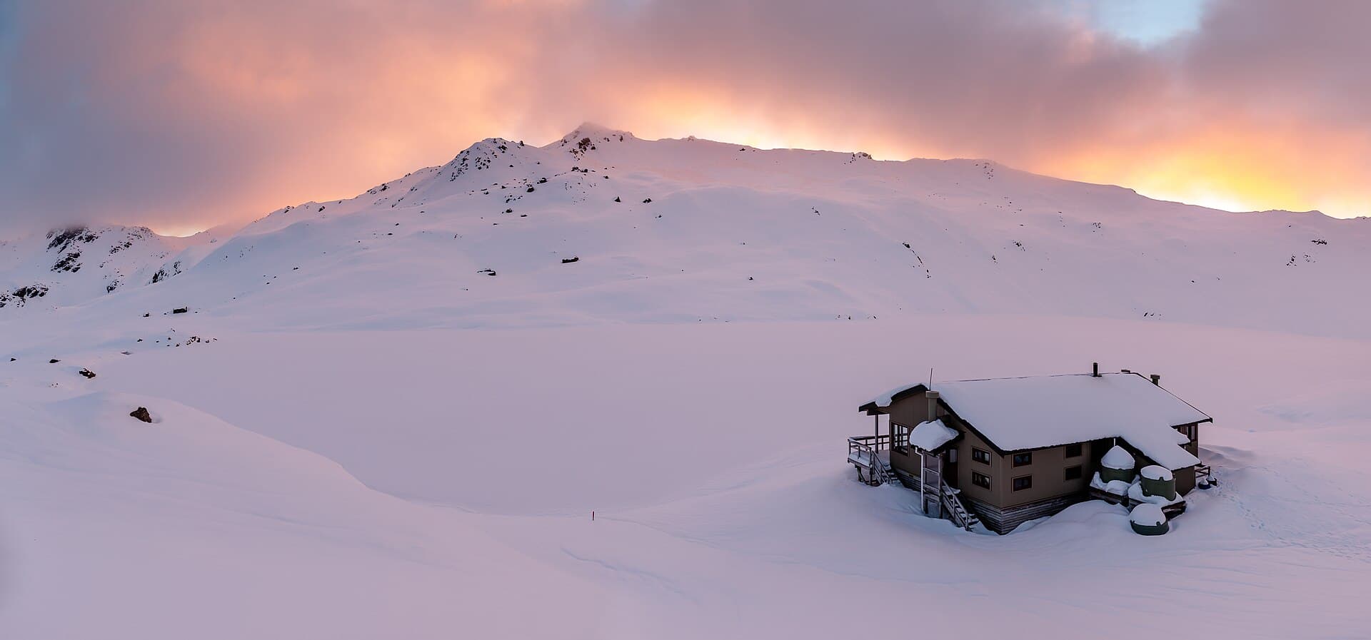 Angelus Hut (via Wikimedia Commons, CC BY-SA 4.0)