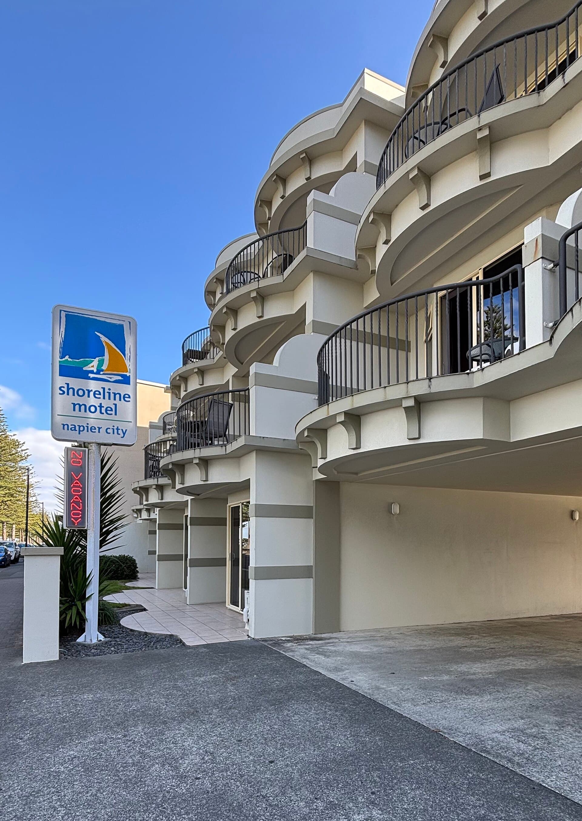 Shoreline Motel (via Wikimedia Commons, CC0)