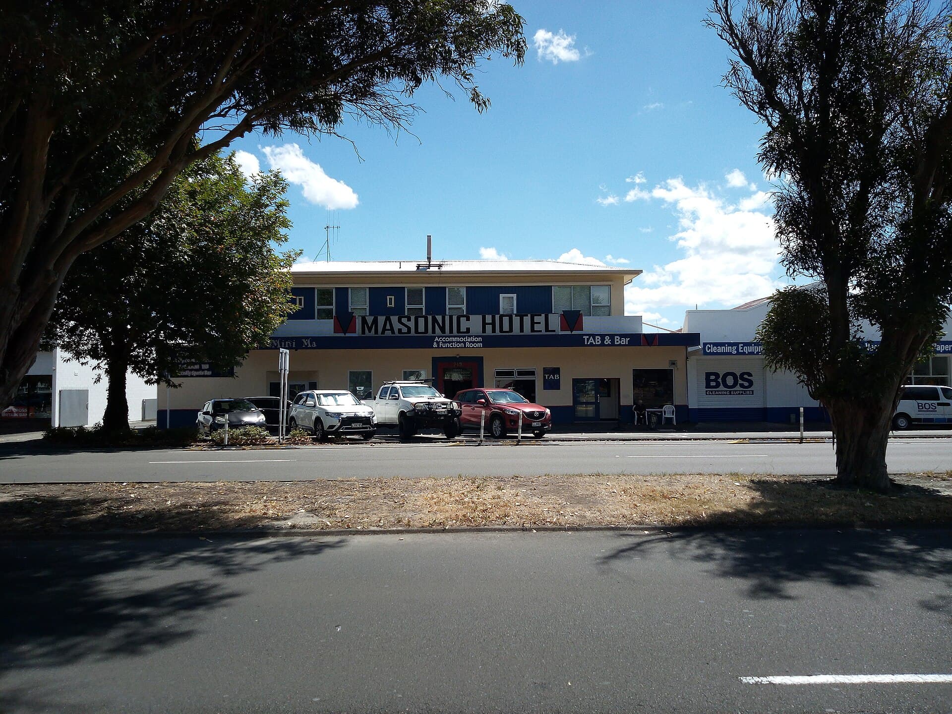 Masonic Hotel (via Wikimedia Commons, CC BY-SA 3.0)