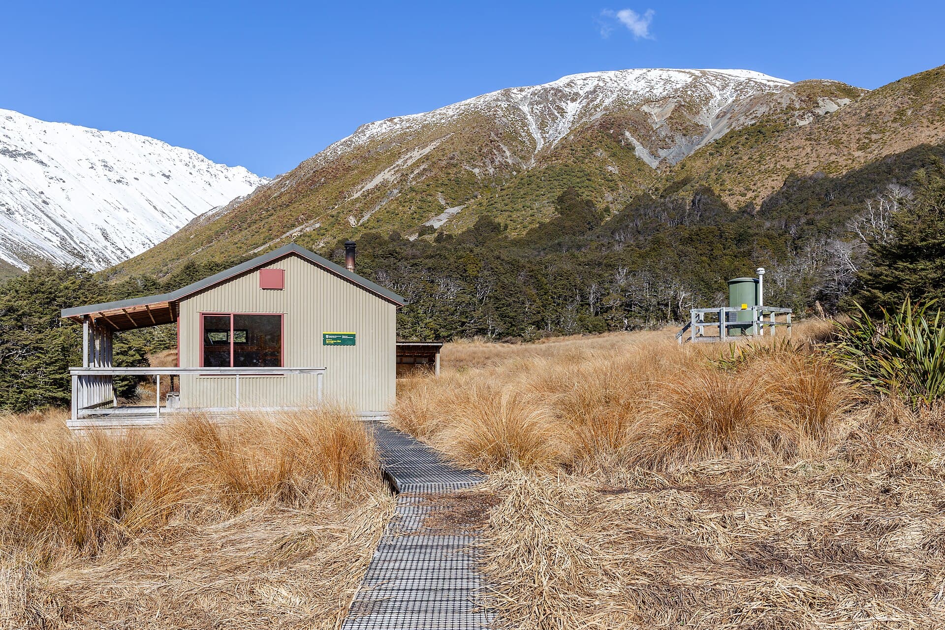 Speargrass Hut (via Wikimedia Commons, CC BY-SA 4.0)