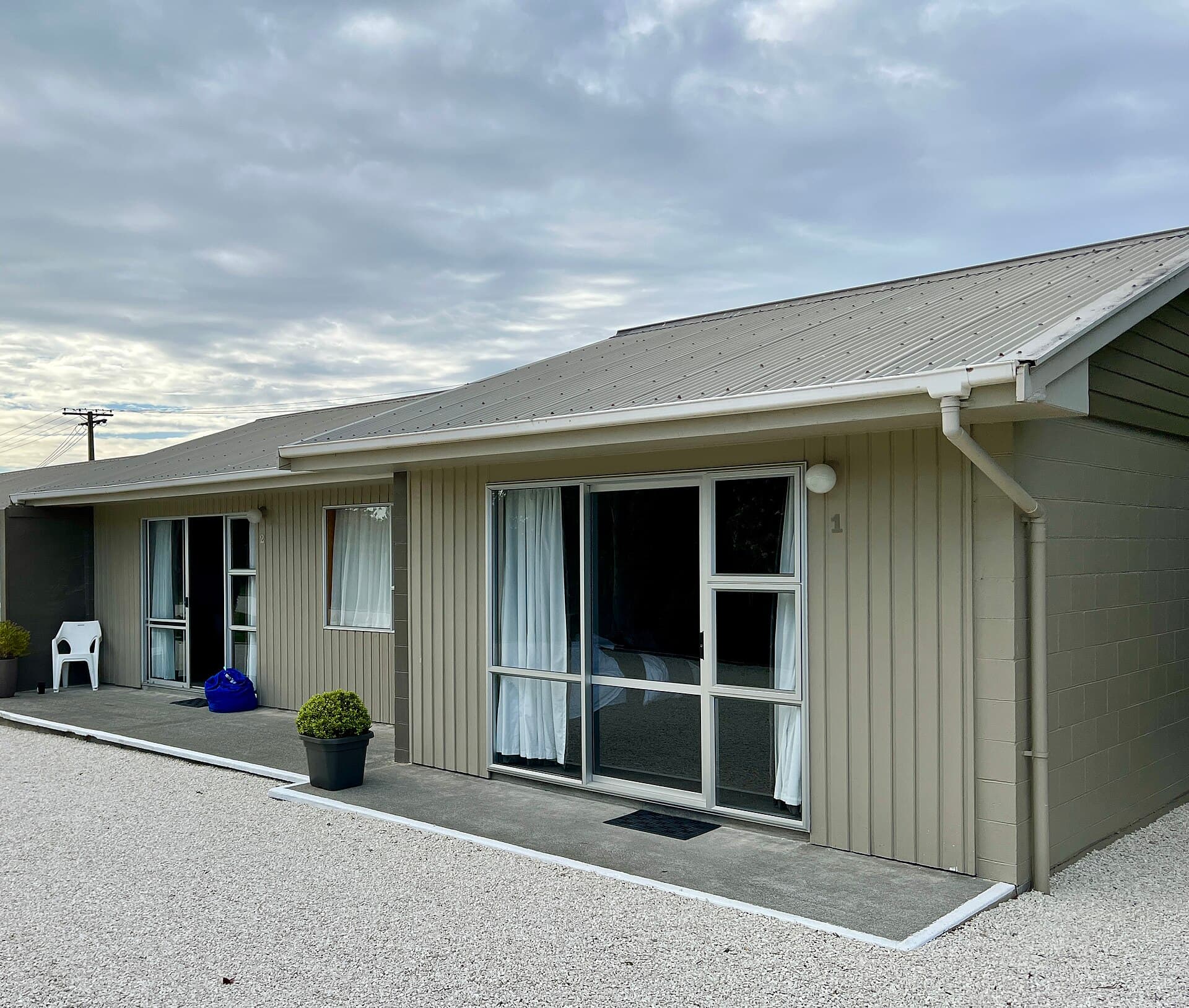 Flaxbourne Motels (via Wikimedia Commons, CC BY-SA 3.0)