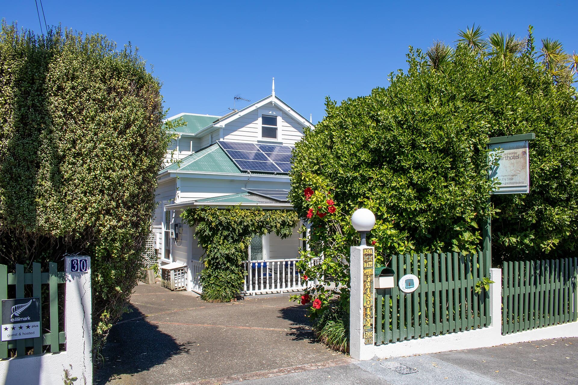 The Great Ponsonby Arthotel (via Wikimedia Commons, CC BY 4.0)