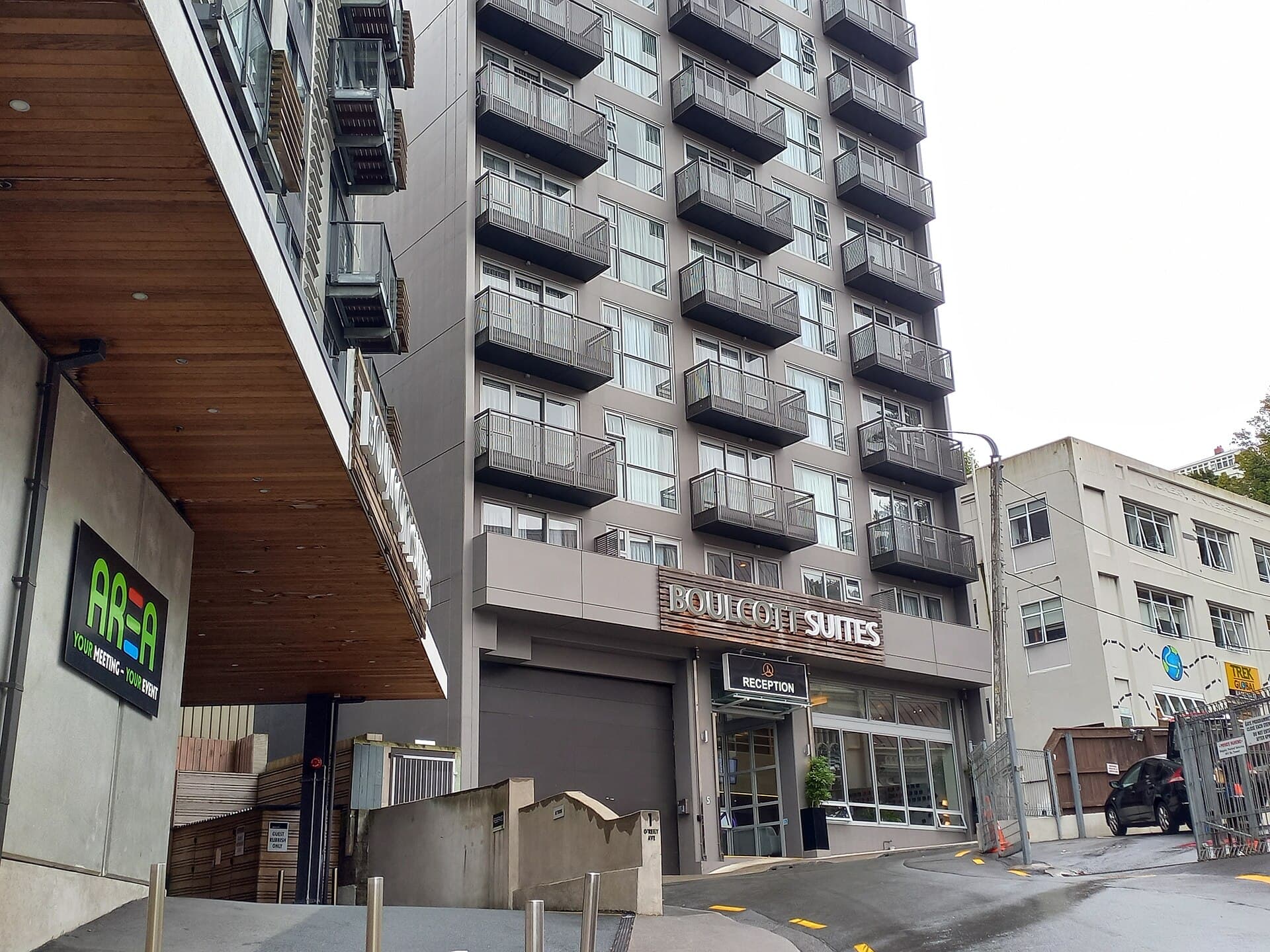 Boulcott Suites (via Wikimedia Commons, CC BY-SA 3.0)