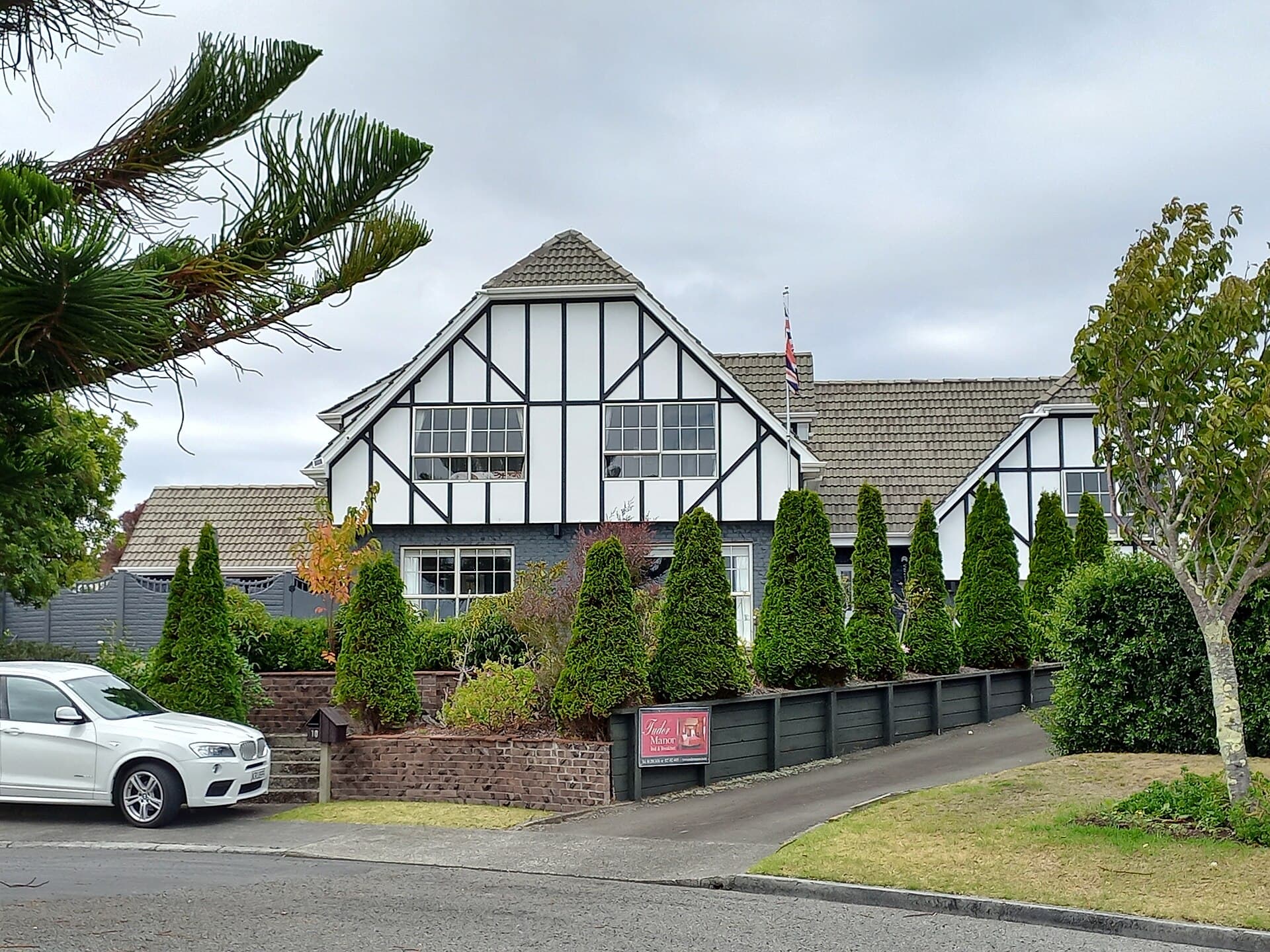 Tudor Manor (via Wikimedia Commons, CC BY-SA 3.0)