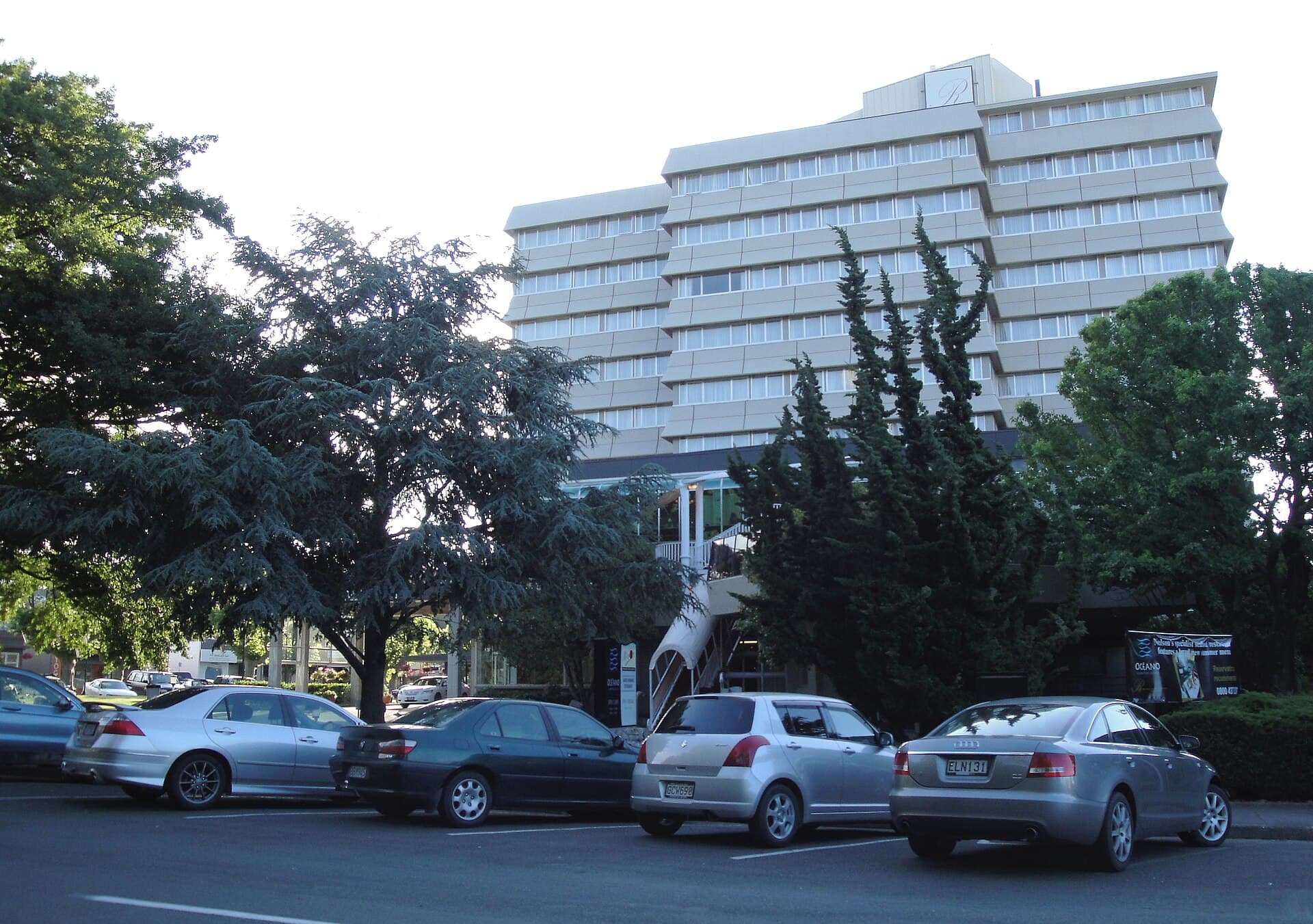 Rutherford Hotel (via Wikimedia Commons, CC BY 2.0)