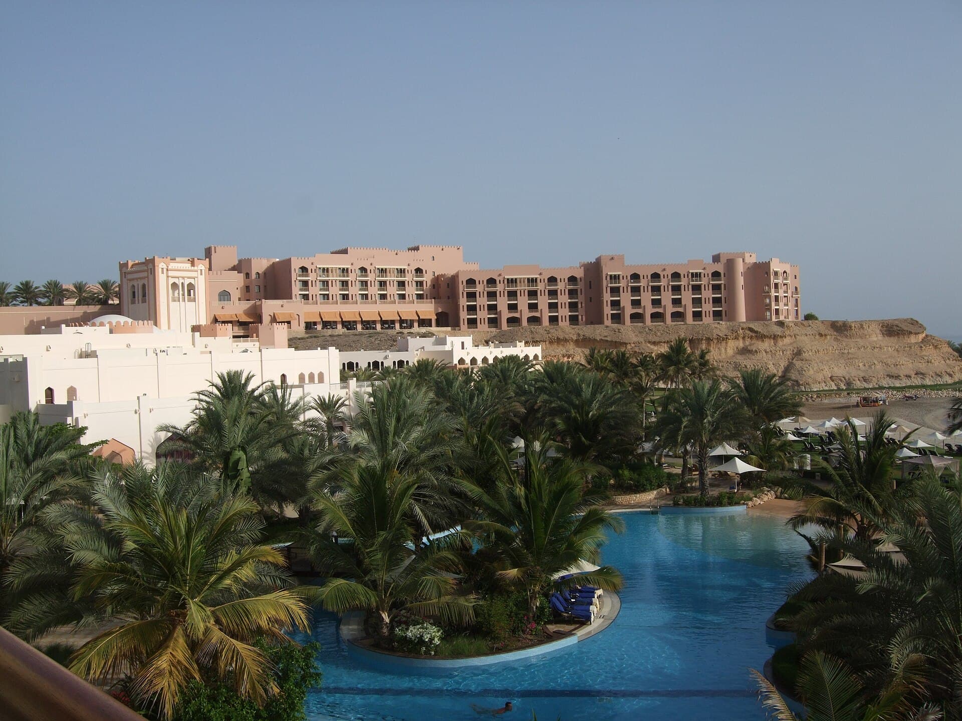 Shangri-La Barr Al Jissah Resort & Spa (via Wikimedia Commons, CC BY-SA 4.0)