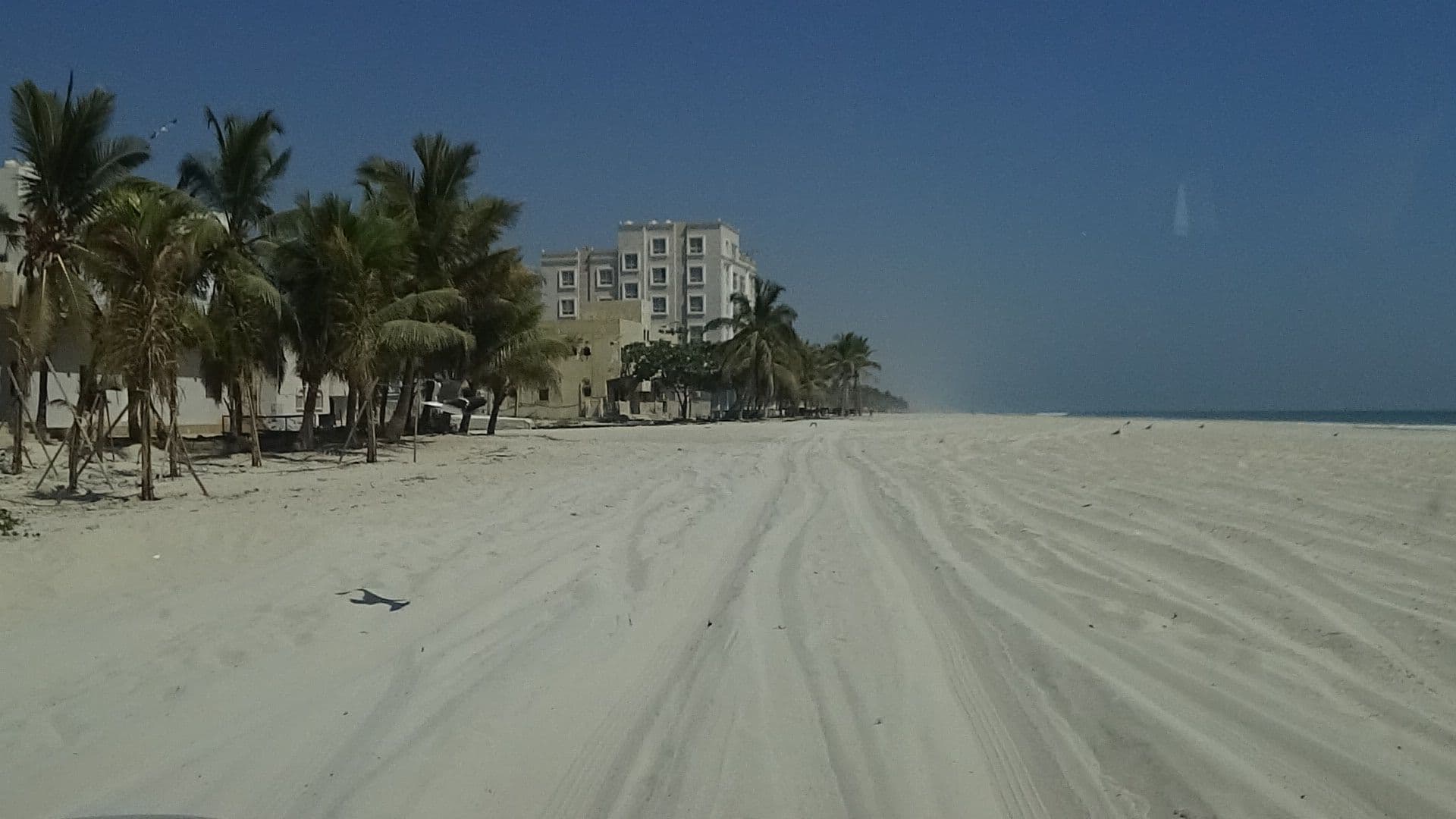 Street view near Dahariz Beach Building, Şalālah — © vbombaerts (CC BY-SA · Mapillary)