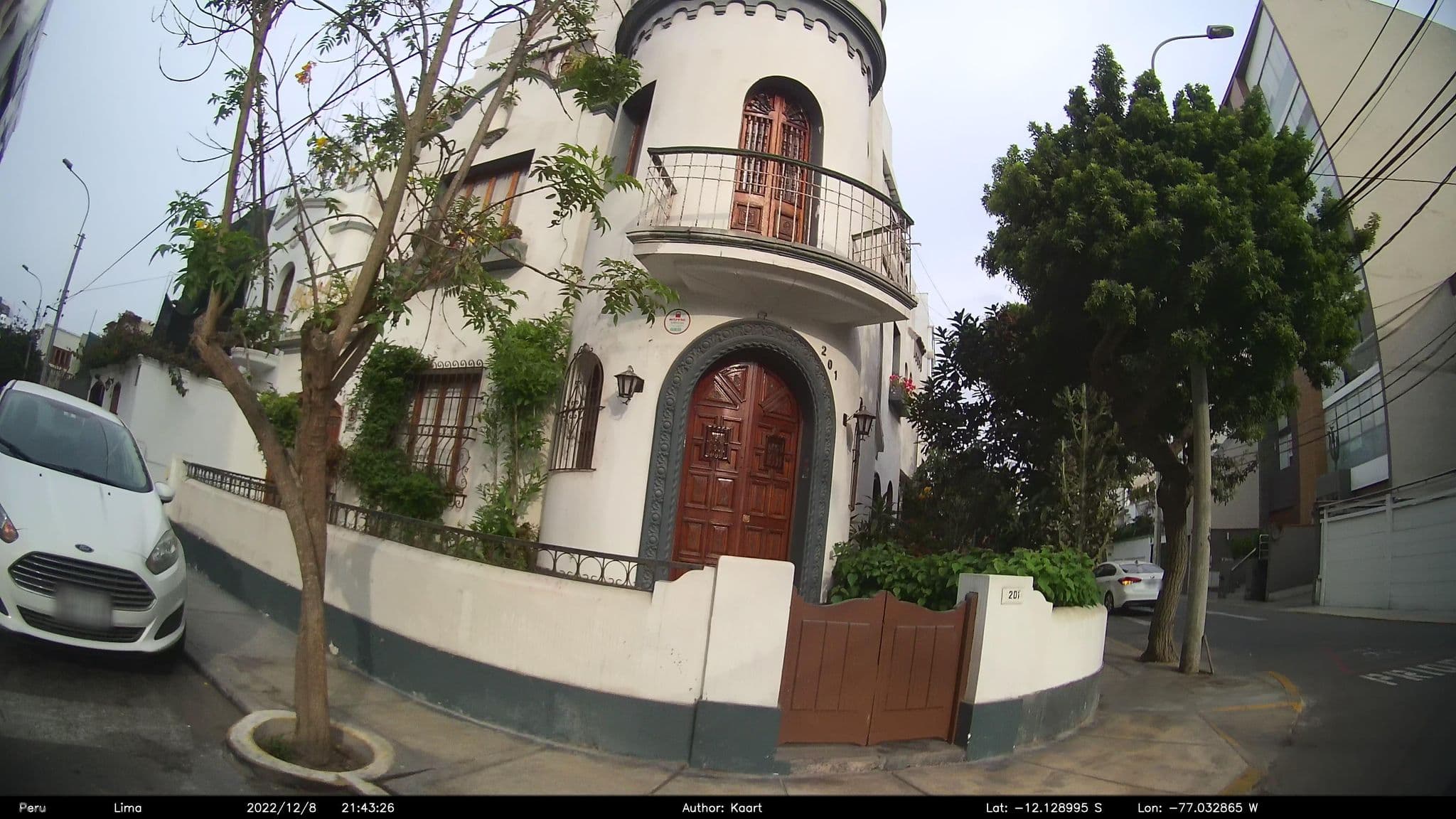 Street view near Llaqta Wasi, Miraflores