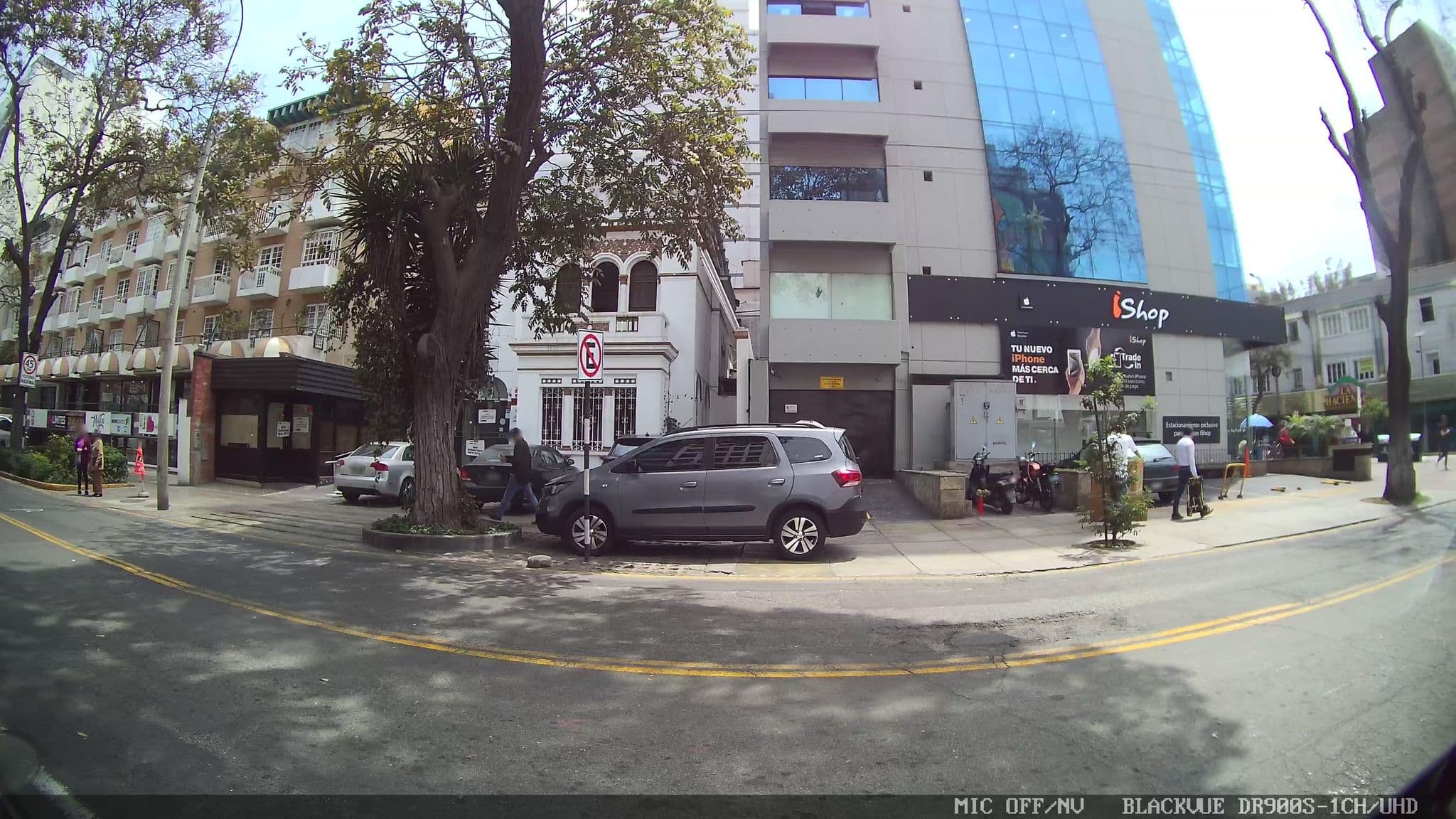 Street view near Villareynal Hotel, Miraflores