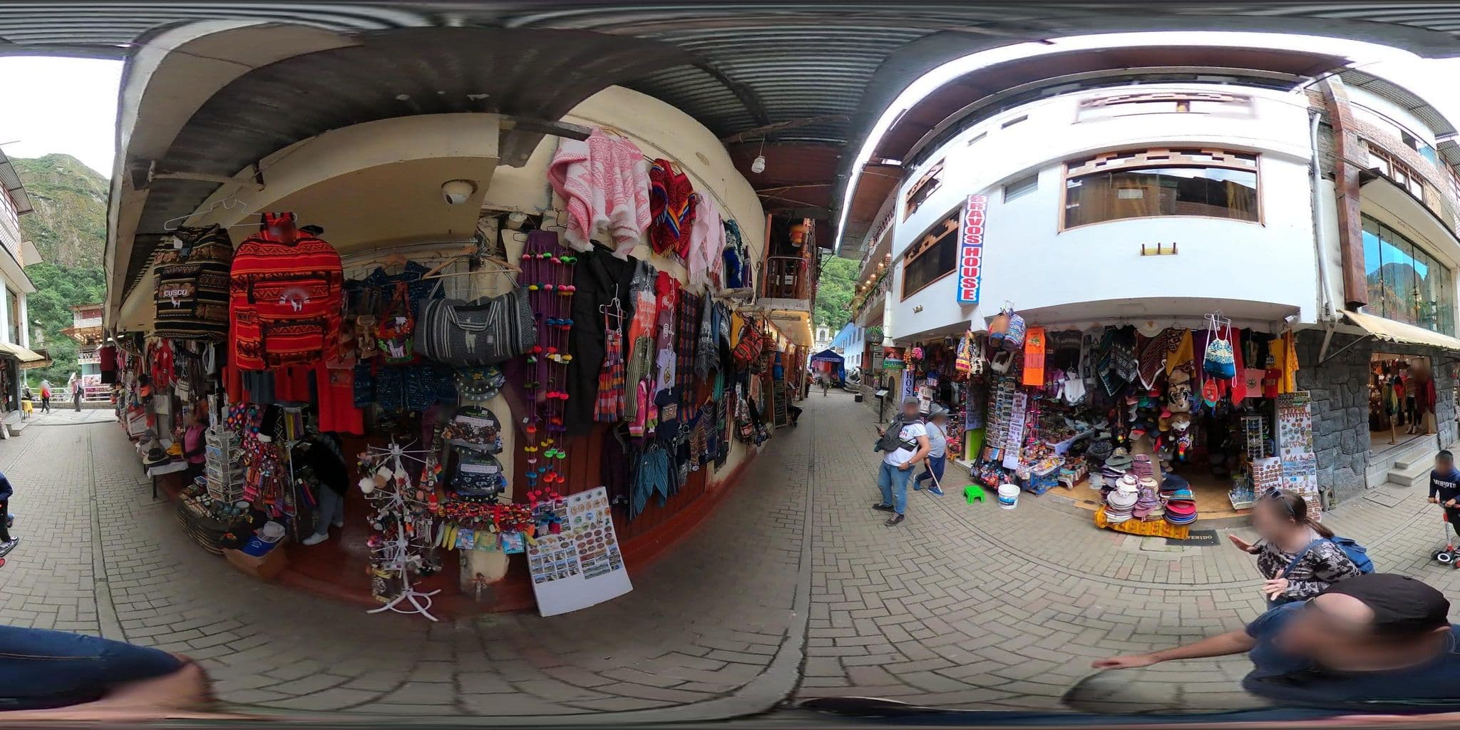 Street view near Joe Inn, Machupicchu