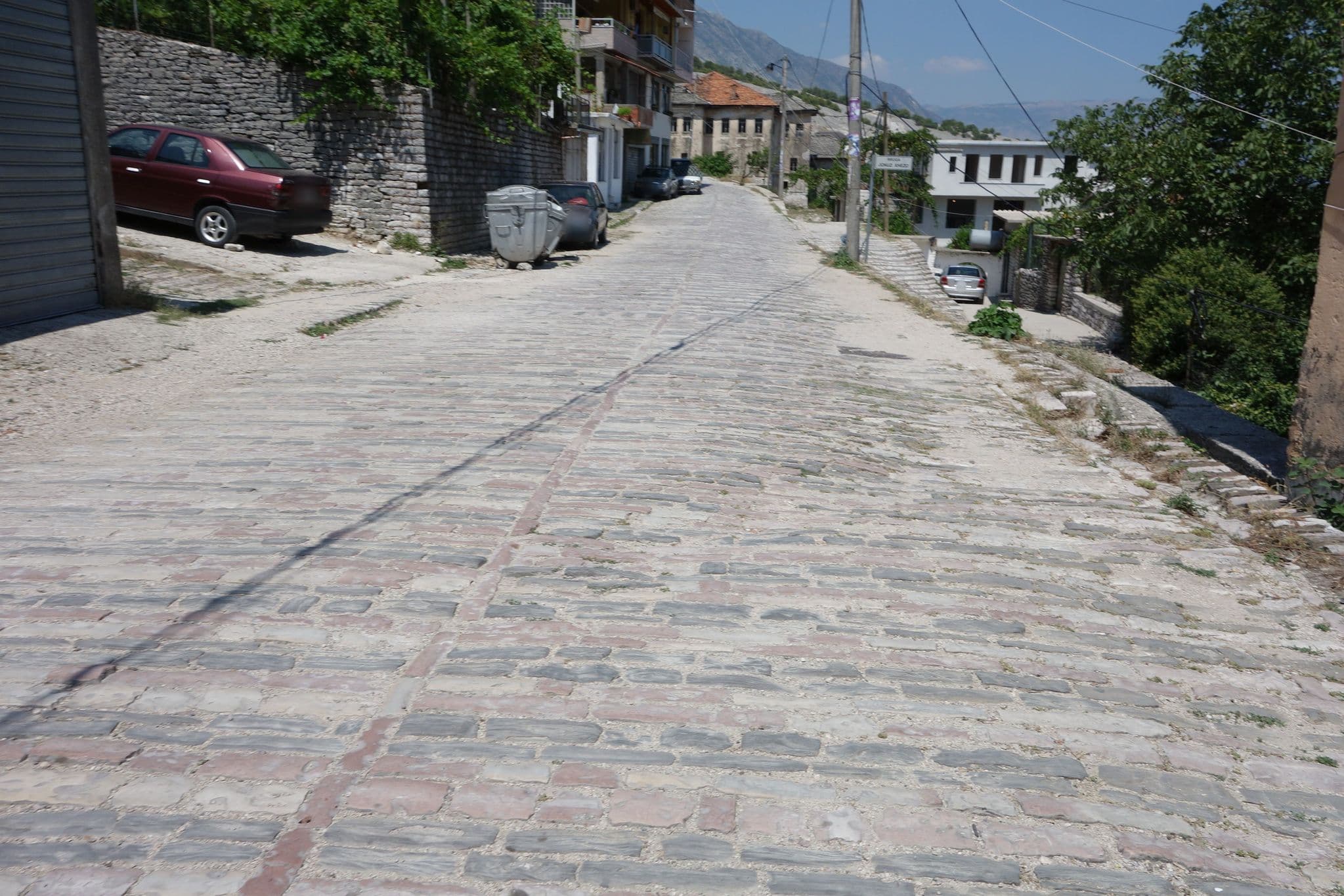 Street view near Musée, Gjirokastër — © malenki (CC BY-SA · Mapillary)
