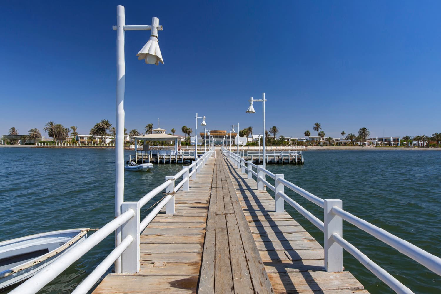 Hotel Paracas Resort (via Wikimedia Commons, CC BY-SA 4.0)