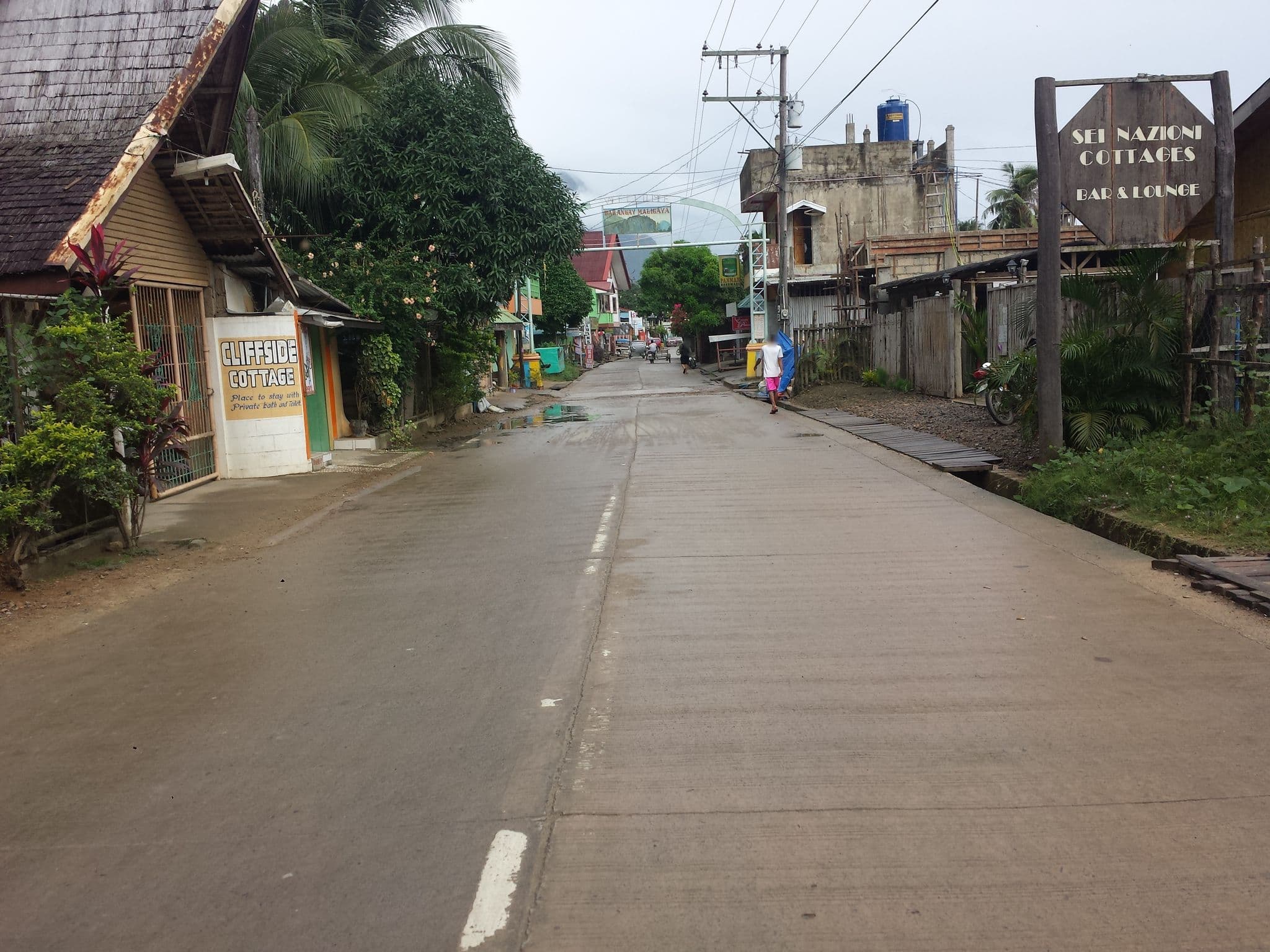Street view near cliff side cottages, El Nido