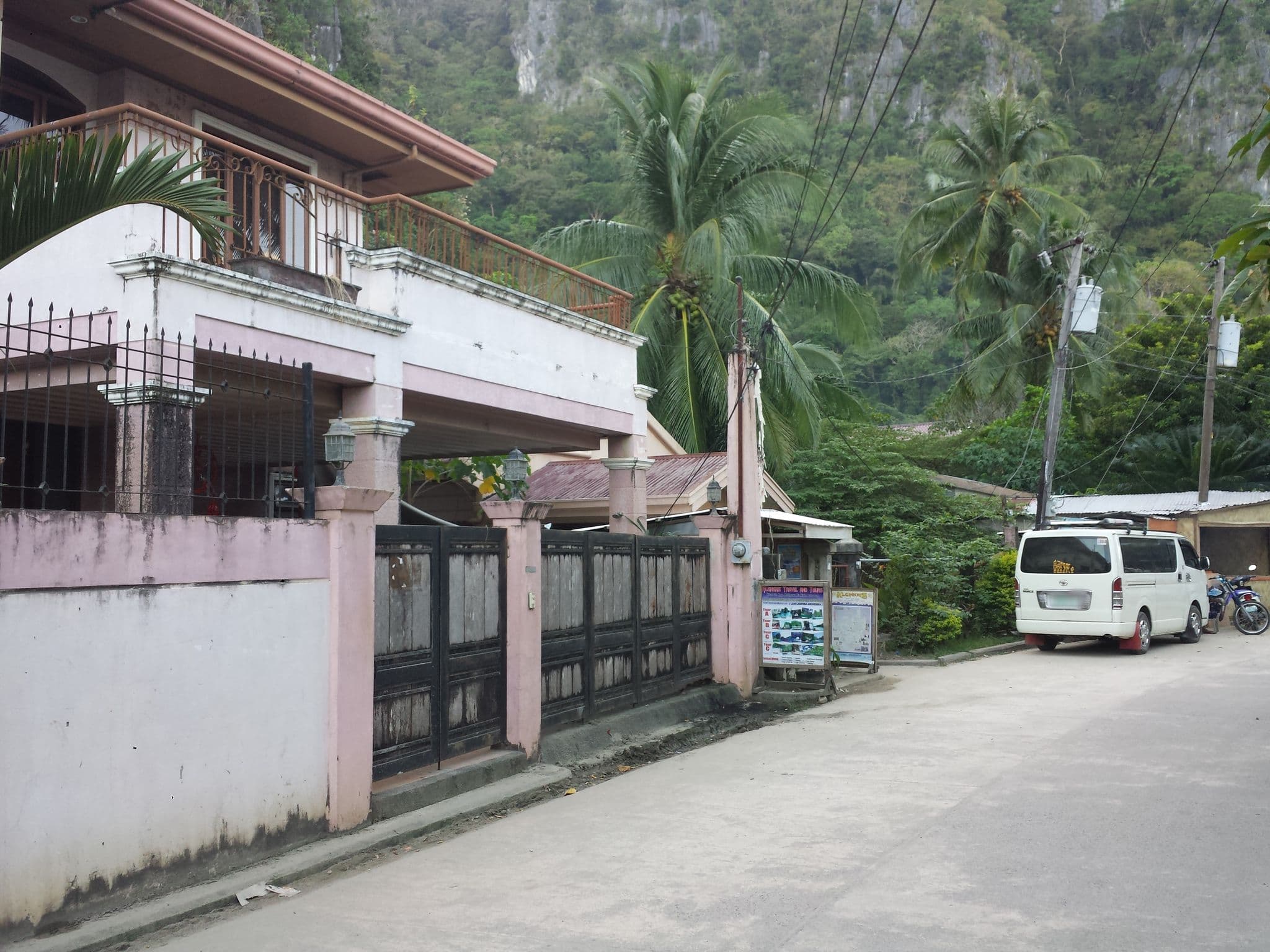 Street view near Mananquil Travelers Inn, El Nido