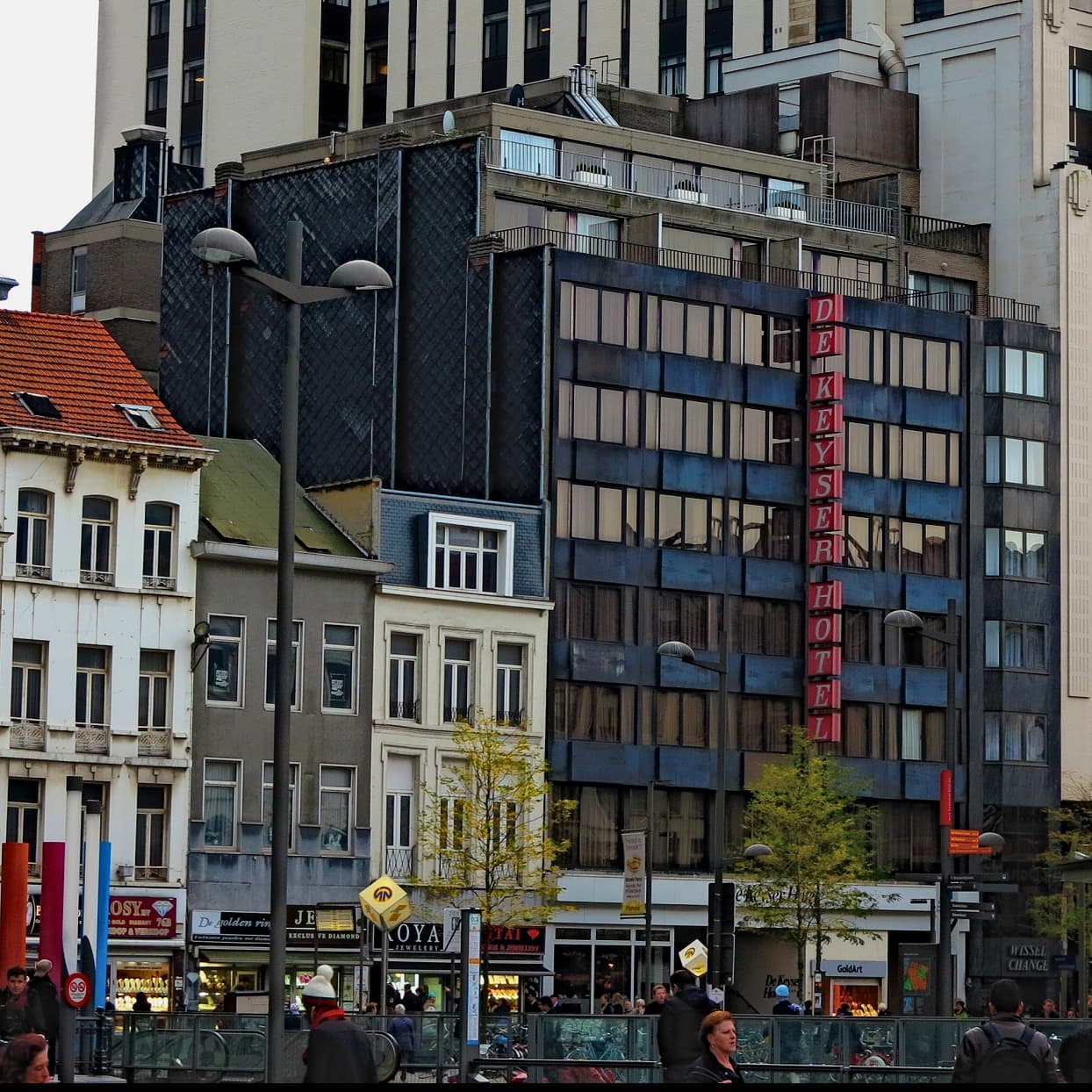 De Keyser Hotel (via Wikimedia Commons, CC BY-SA 4.0)