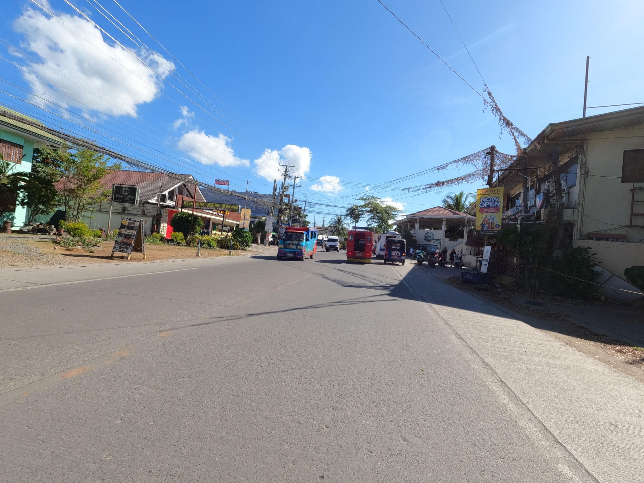 Street view near Moon Fools Hostel, Tawala