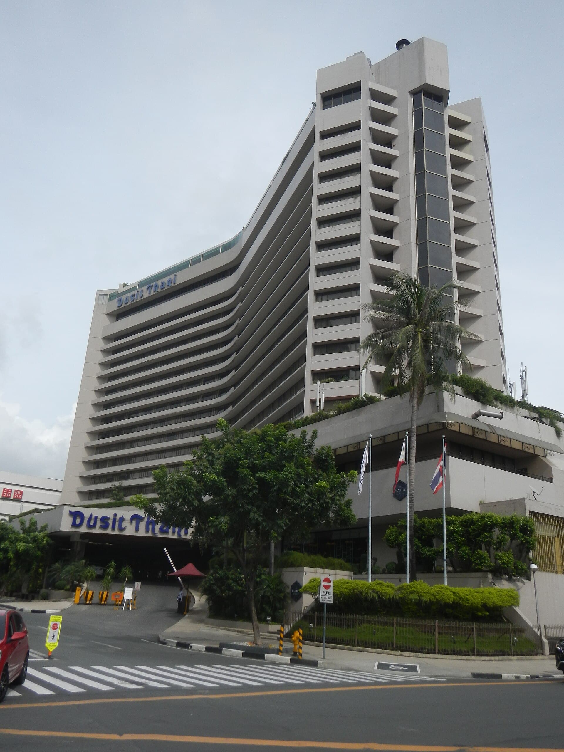 Dusit Thani Manila (via Wikimedia Commons, CC0)