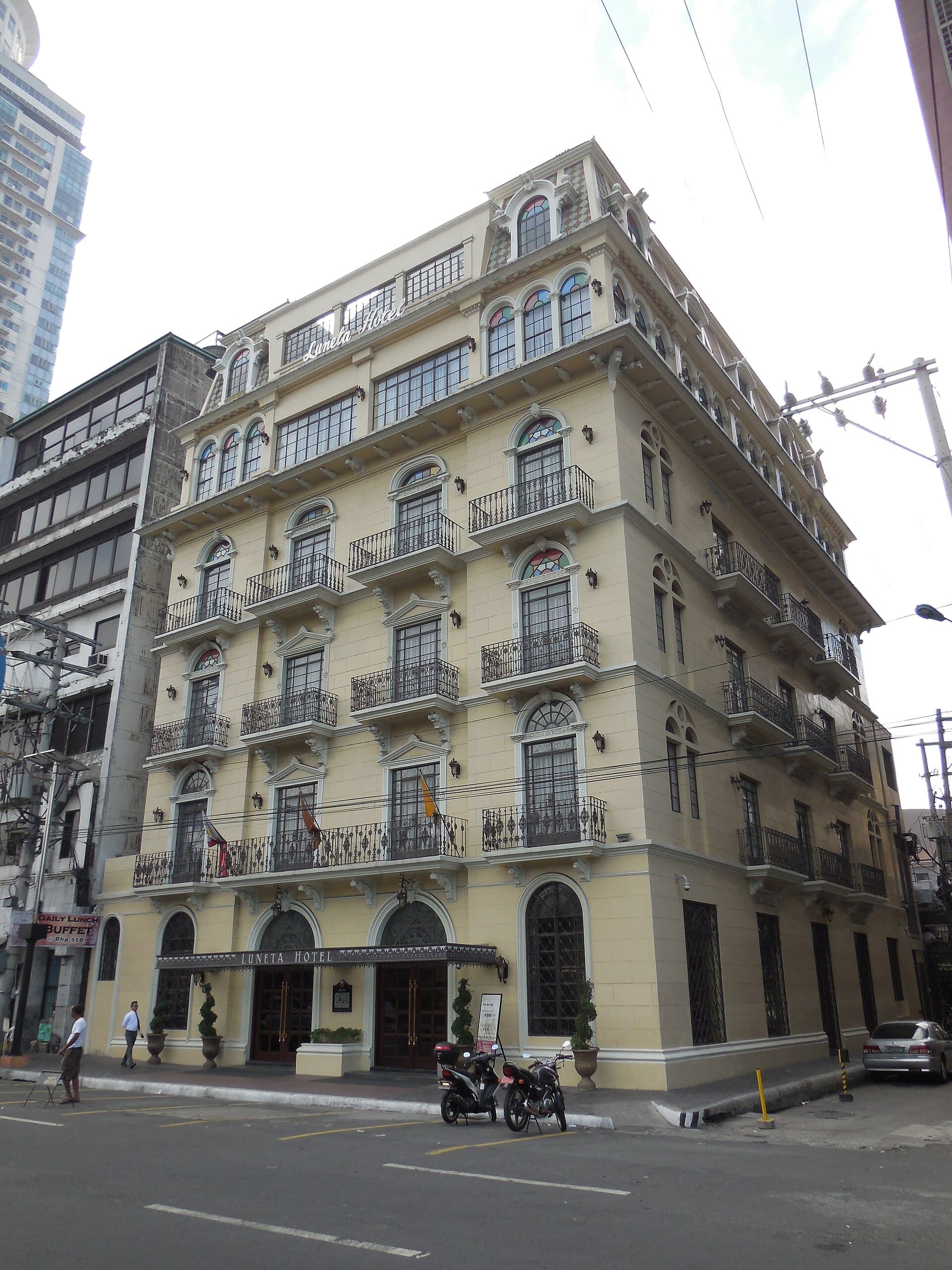 Luneta Hotel (via Wikimedia Commons, CC BY-SA 4.0)