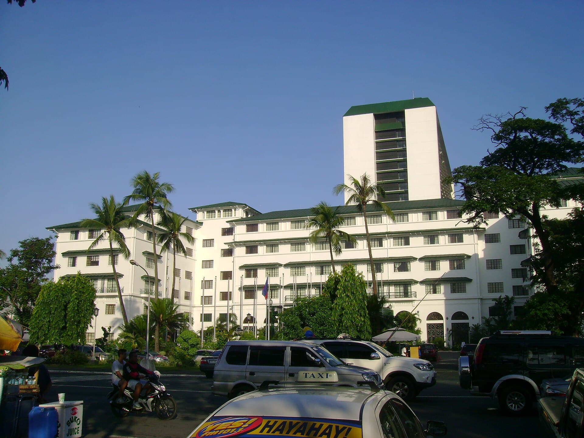 Manila Hotel (via Wikimedia Commons, CC BY-SA 3.0)