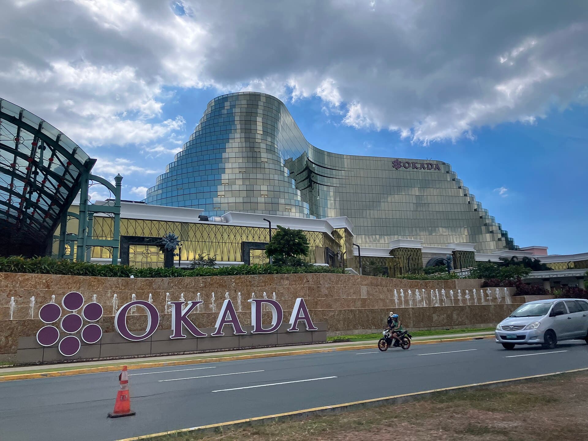 Okada Manila (via Wikimedia Commons, CC BY-SA 4.0)