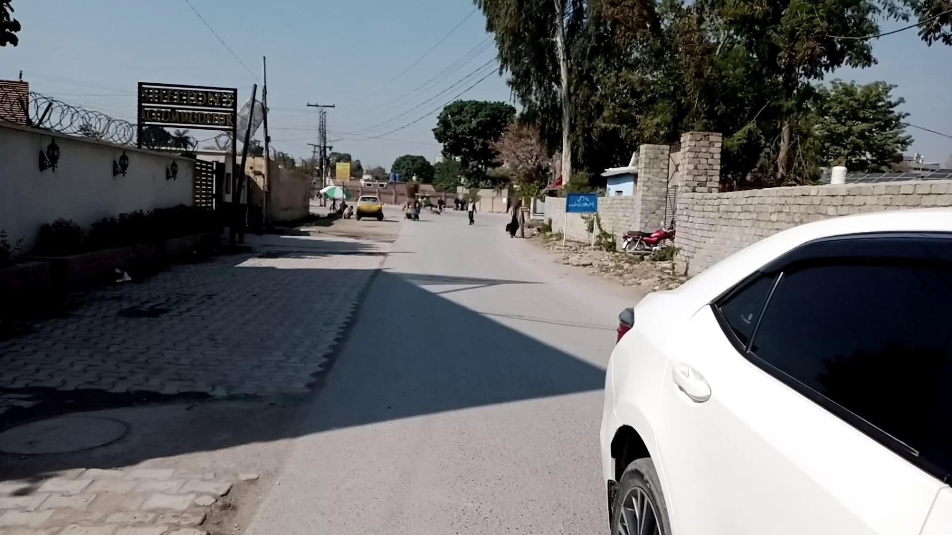 Street view near Inter Con Guest House, Peshawar — © RobinGoix (CC BY-SA · Mapillary)