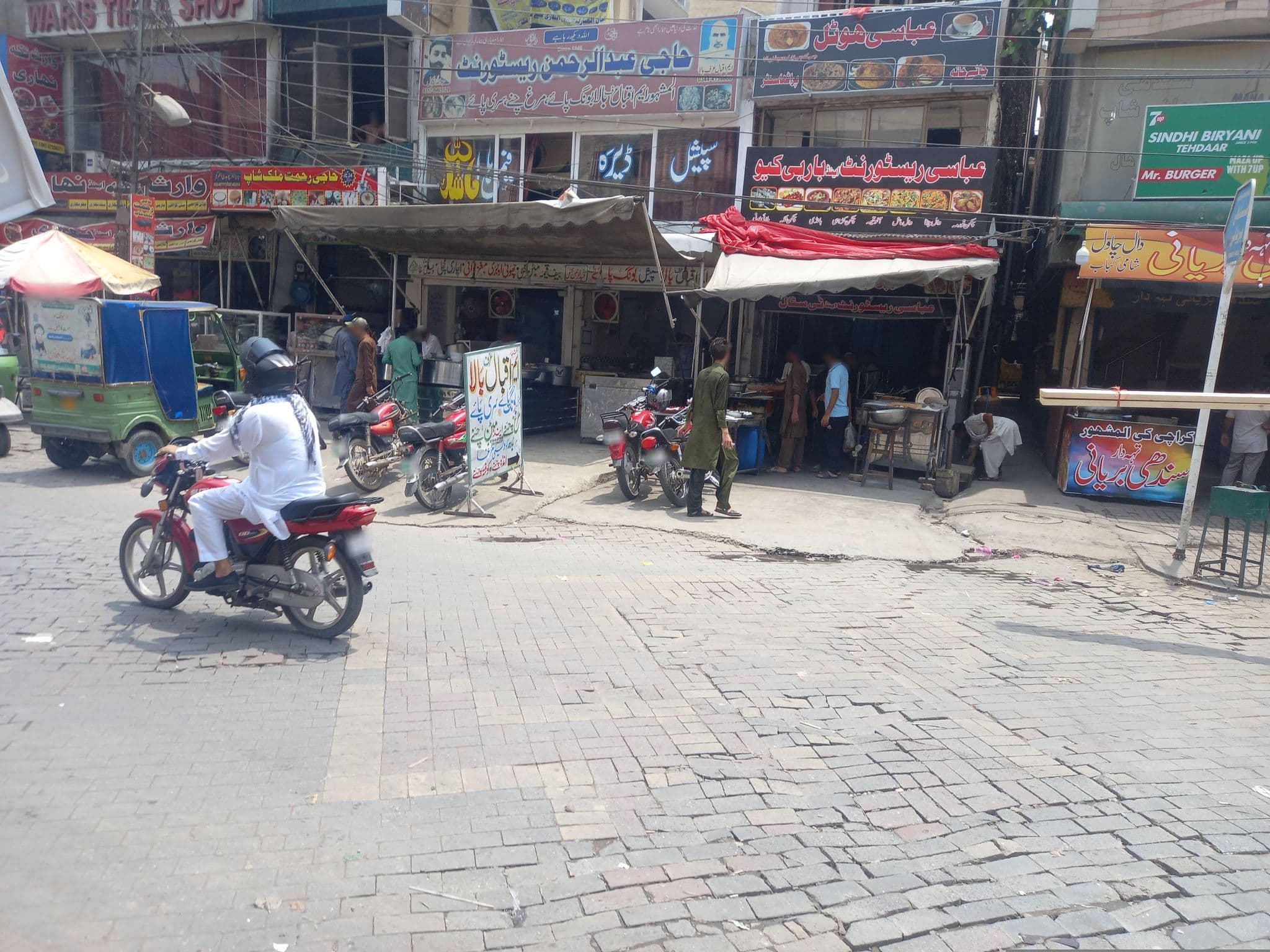 Street view near sunset, Lahore — © hamzajutt (CC BY-SA · Mapillary)