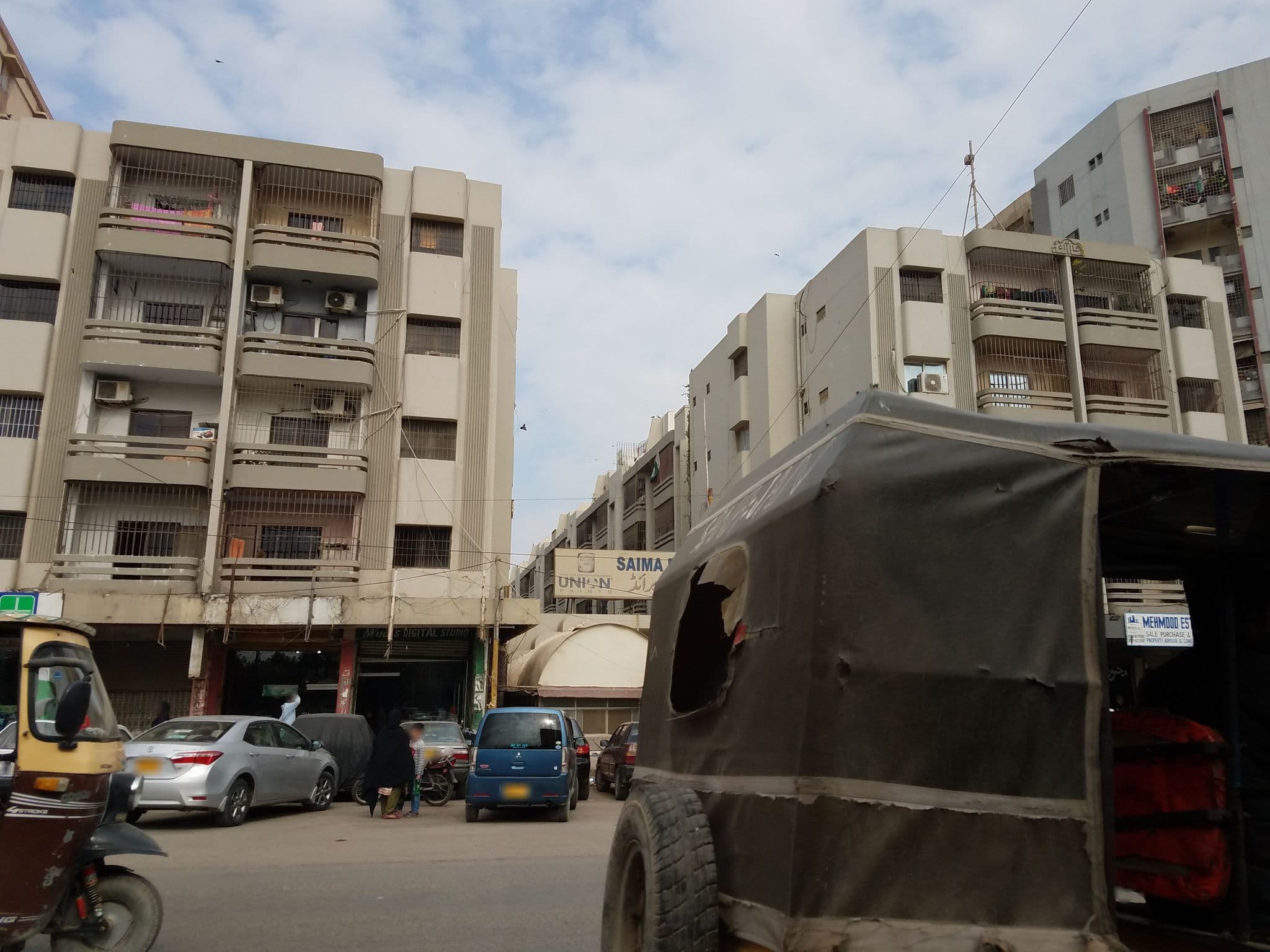 Street view near New Quetta Ashraf Hotel, Pakistan Employees Cooperative Housing Society