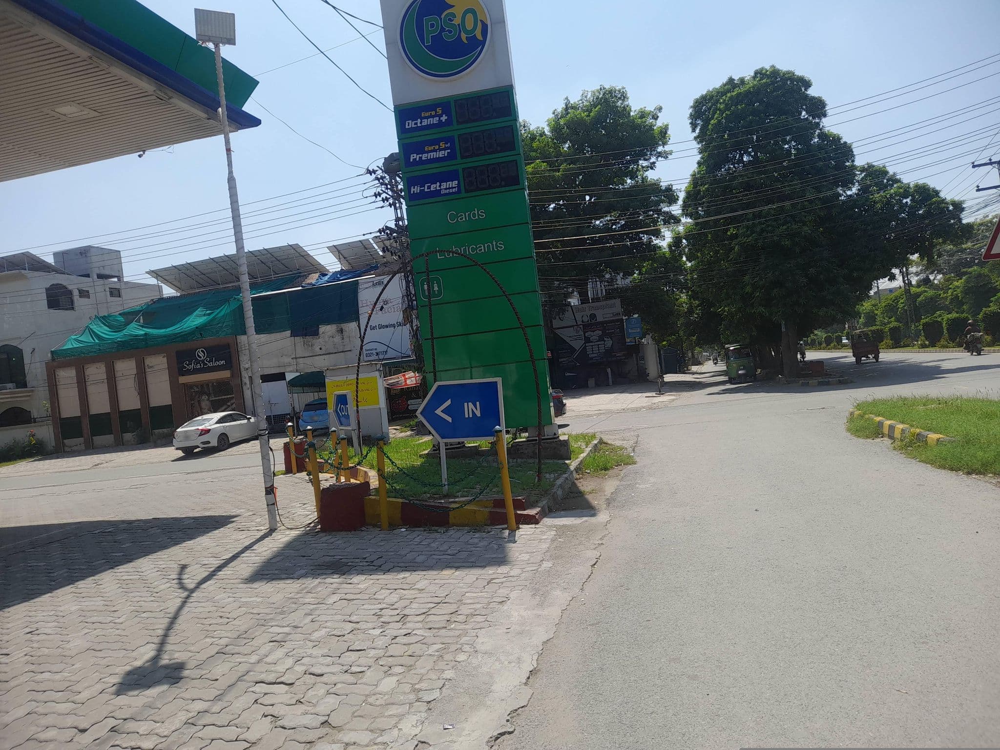 Street view near Lotus Hotel and Cafe Zain, Model Town — © Zain_Ali (CC BY-SA · Mapillary)