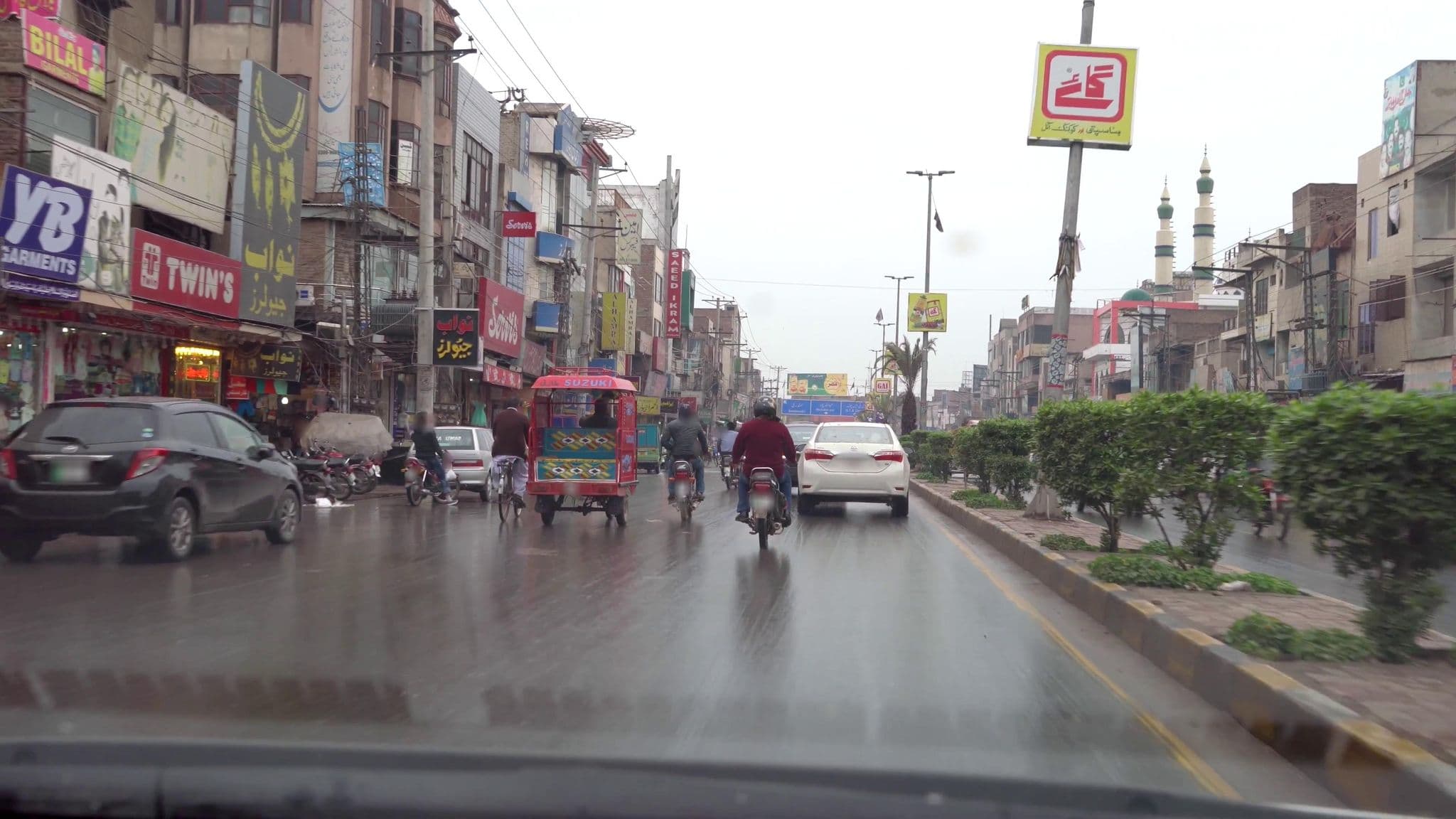 Street view near Sandal Bar Hotel, Faisalabad — © cut (CC BY-SA · Mapillary)