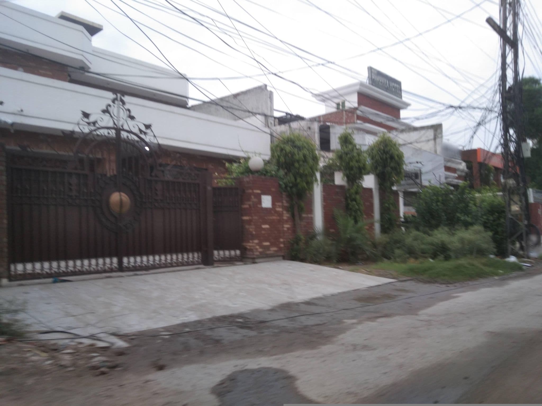 Street view near New Pakeeza Hotel, Model Town — © alihamza (CC BY-SA · Mapillary)